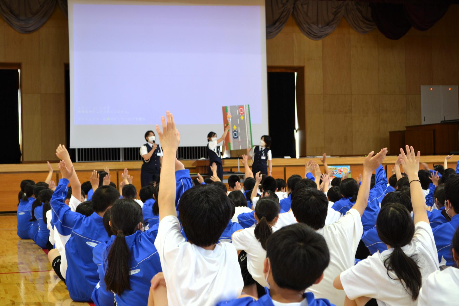 問われたことに積極的に答えています