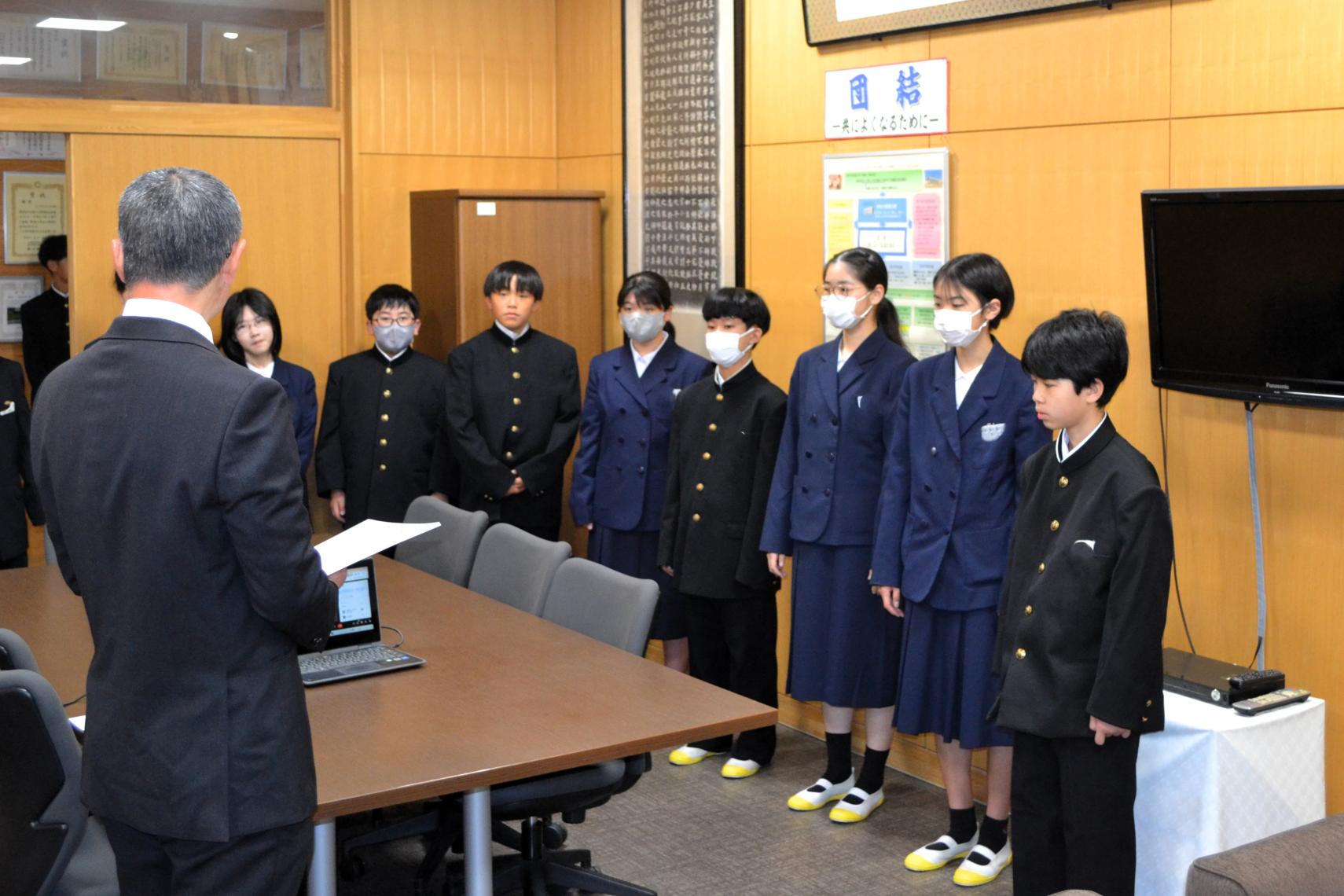 校長先生のお話を聞きます