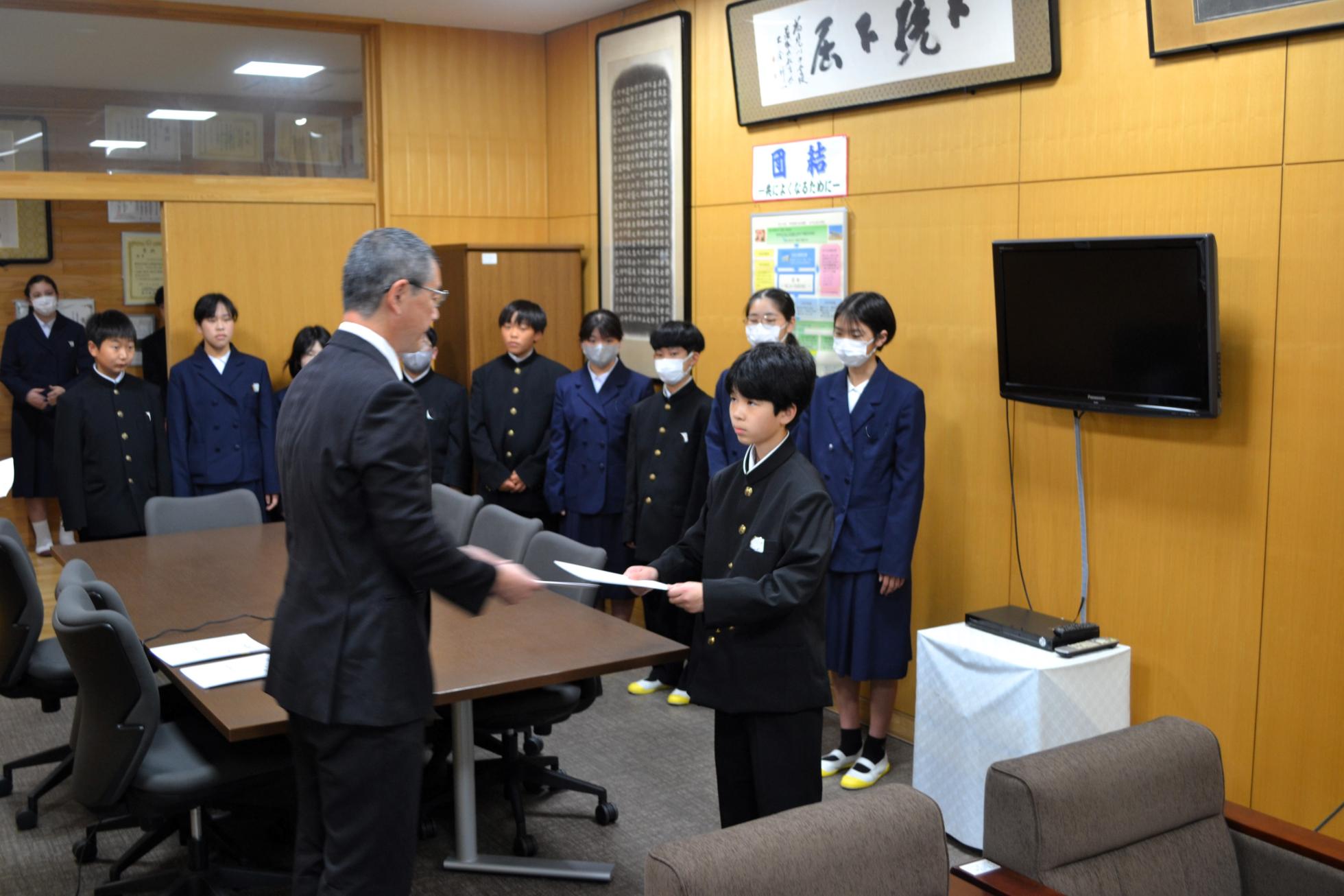 校長先生の目を見てしっかり受け取ります