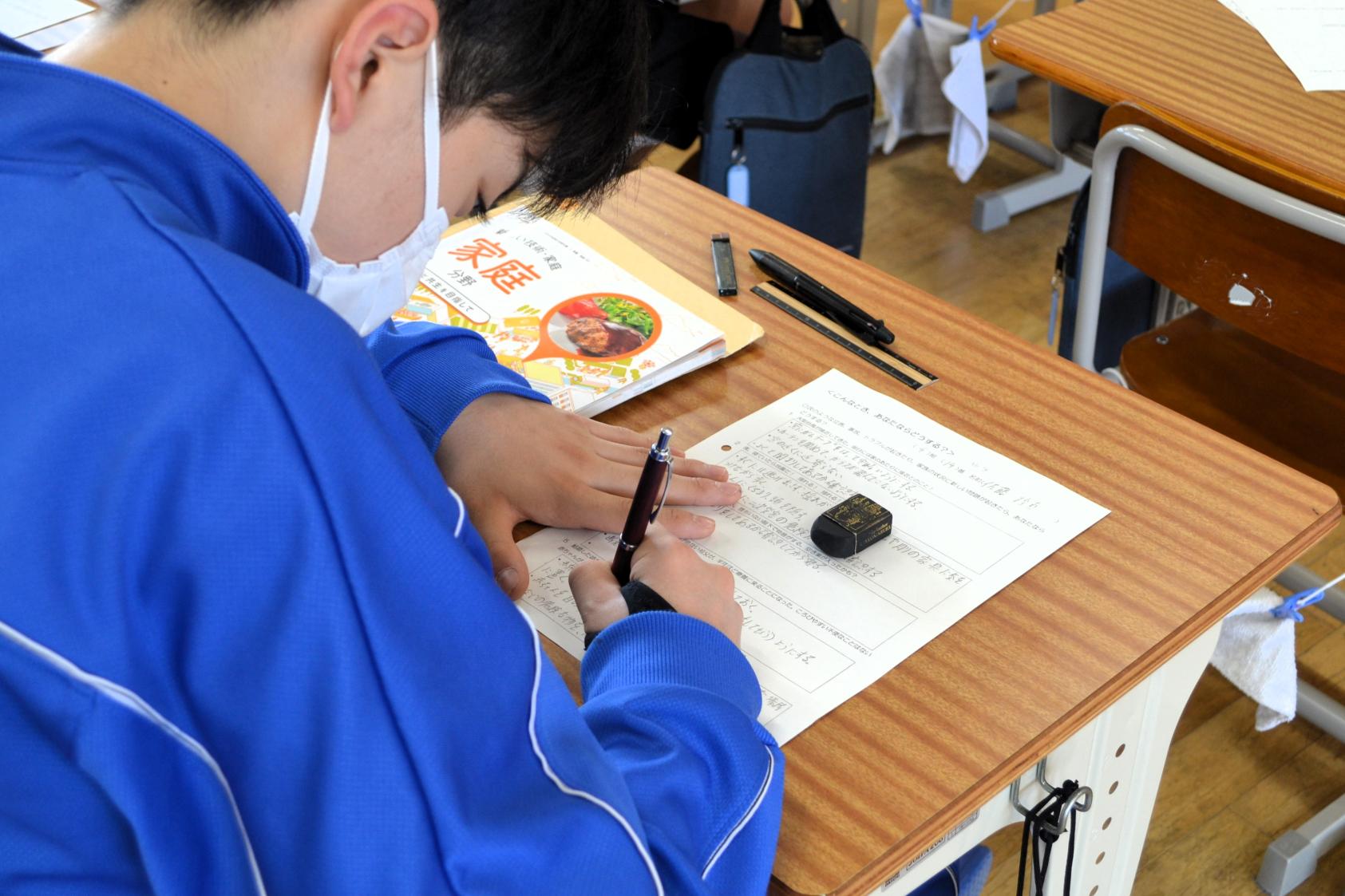 家庭科の学習中