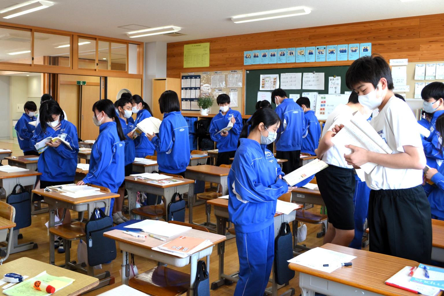 国語で音読中