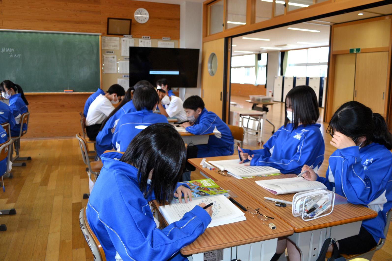 社会科でお互いのプリントを読み合う 社会科でお互いのプリントを読み合う