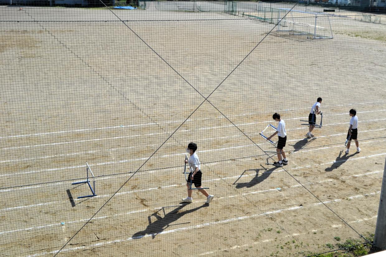 校庭での体育でハードル