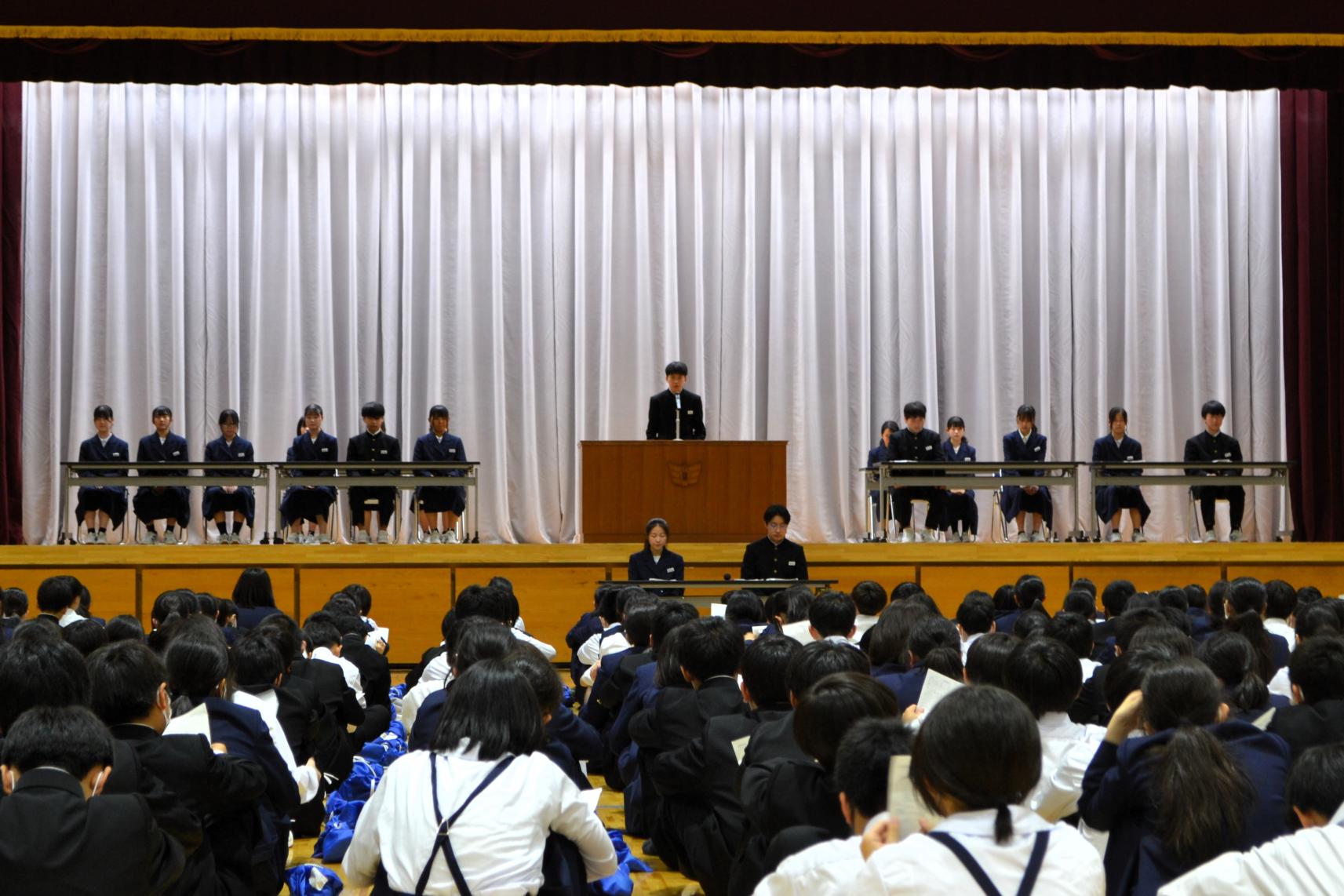 議長による進行で議事が進みます