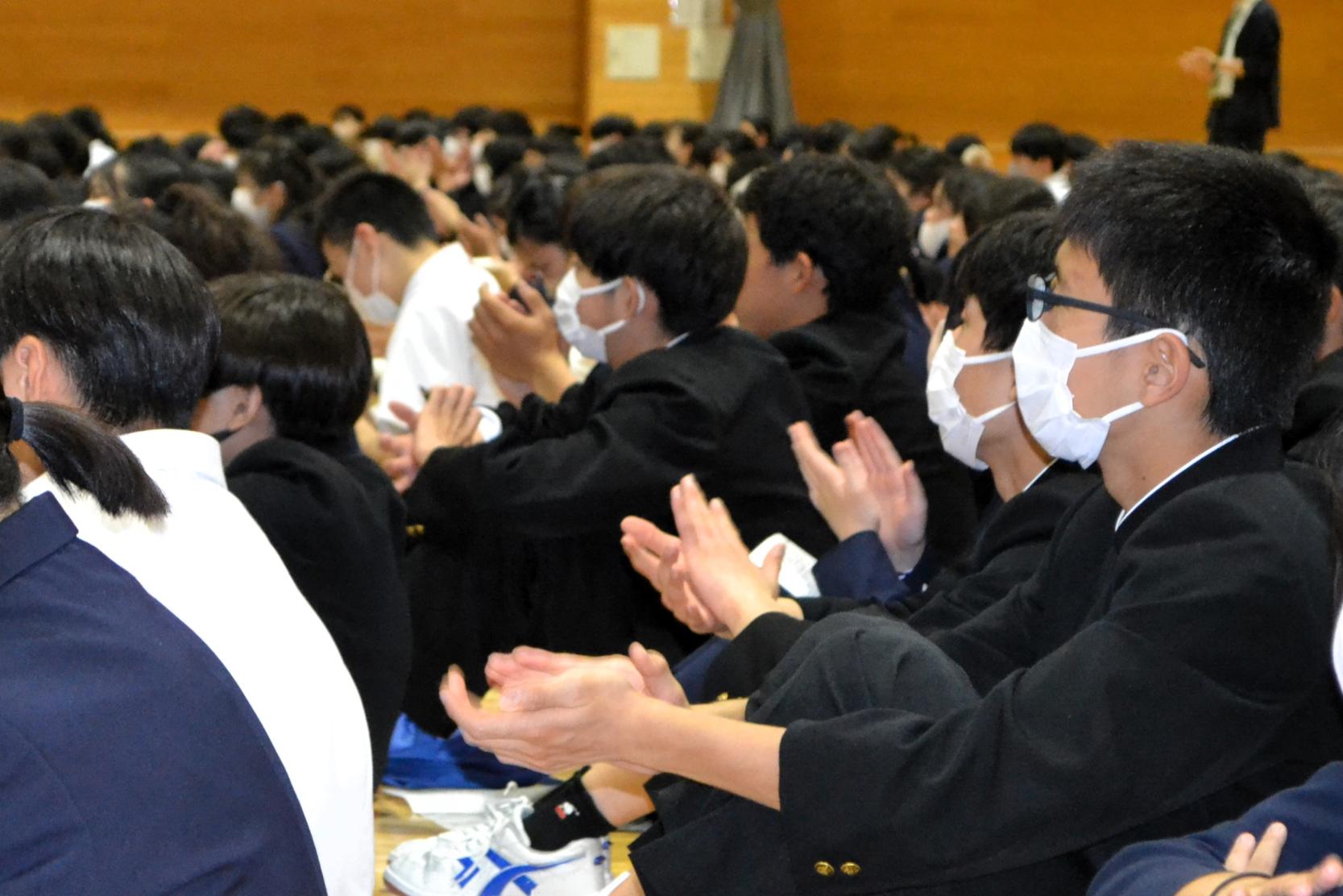 賛意を拍手で示します