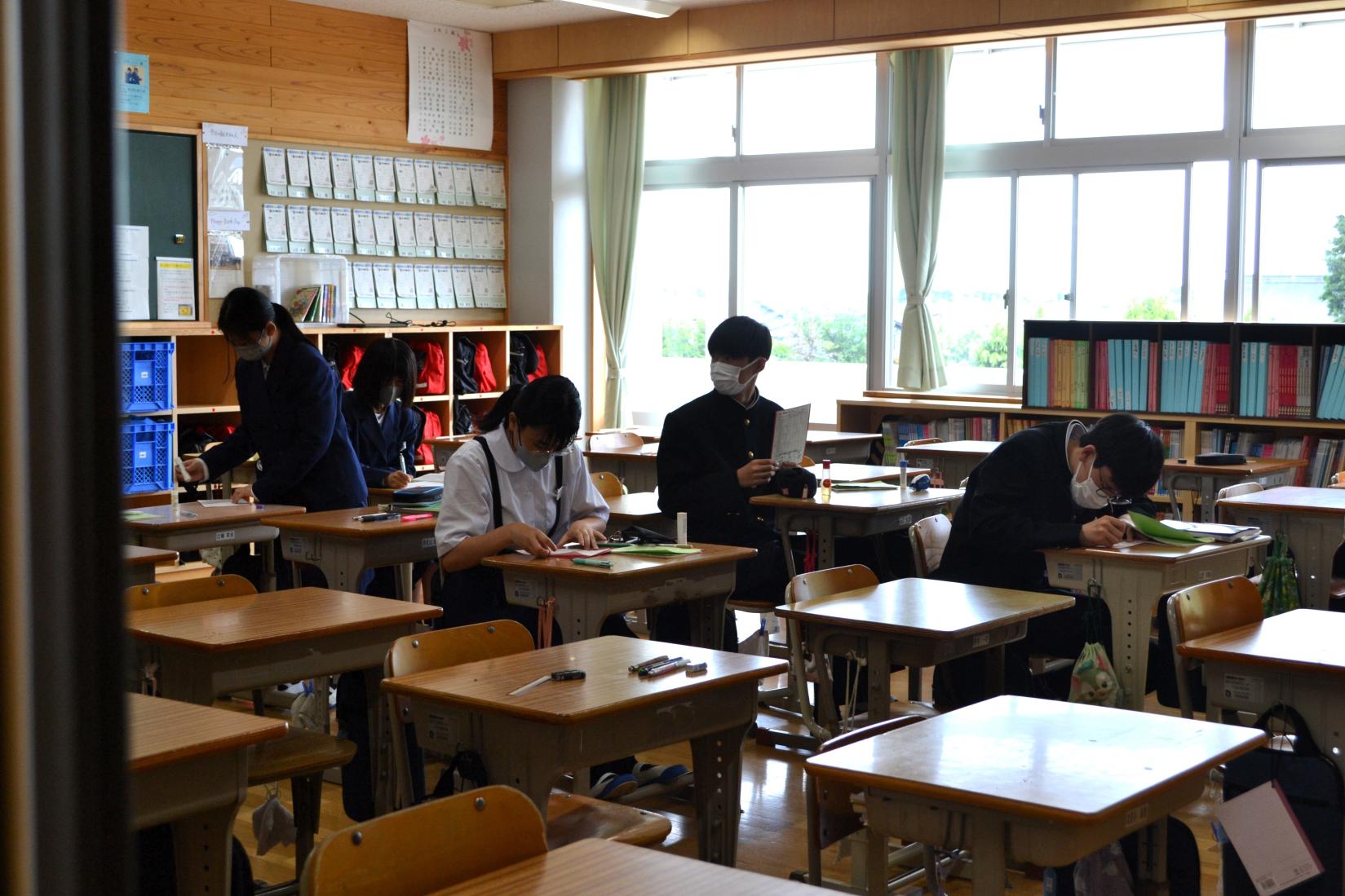 しおりをみながら仕事内容を確認しています