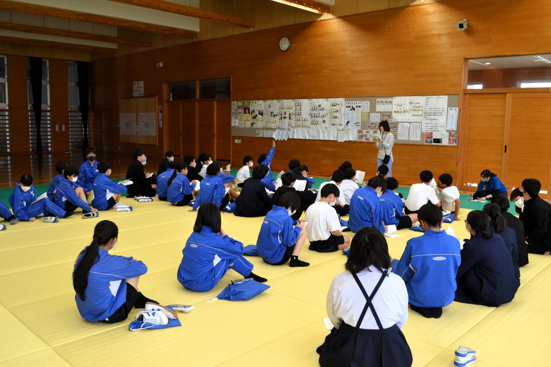 体育館では食事係が仕事分担をしていました