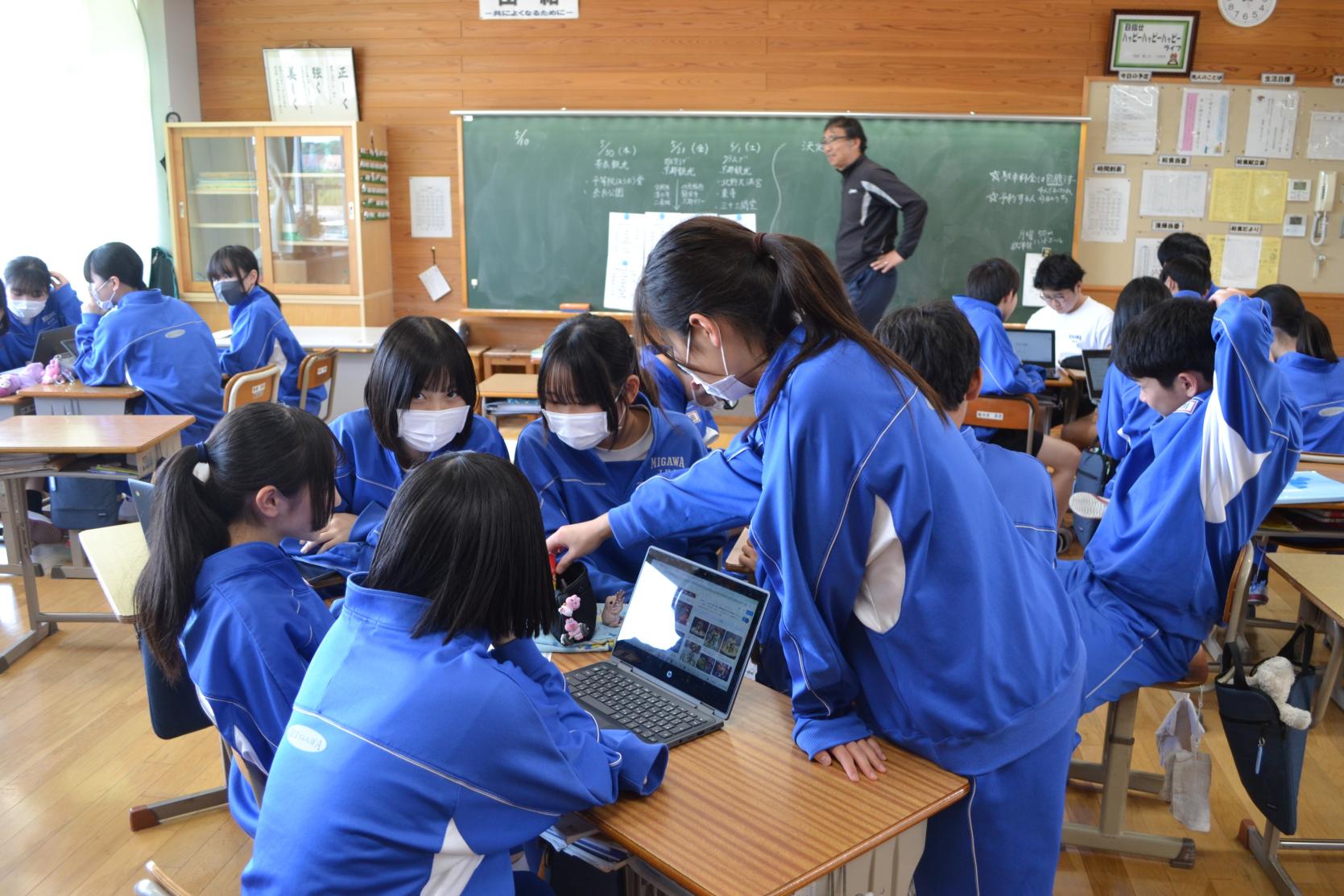 生き生きと話し合っています