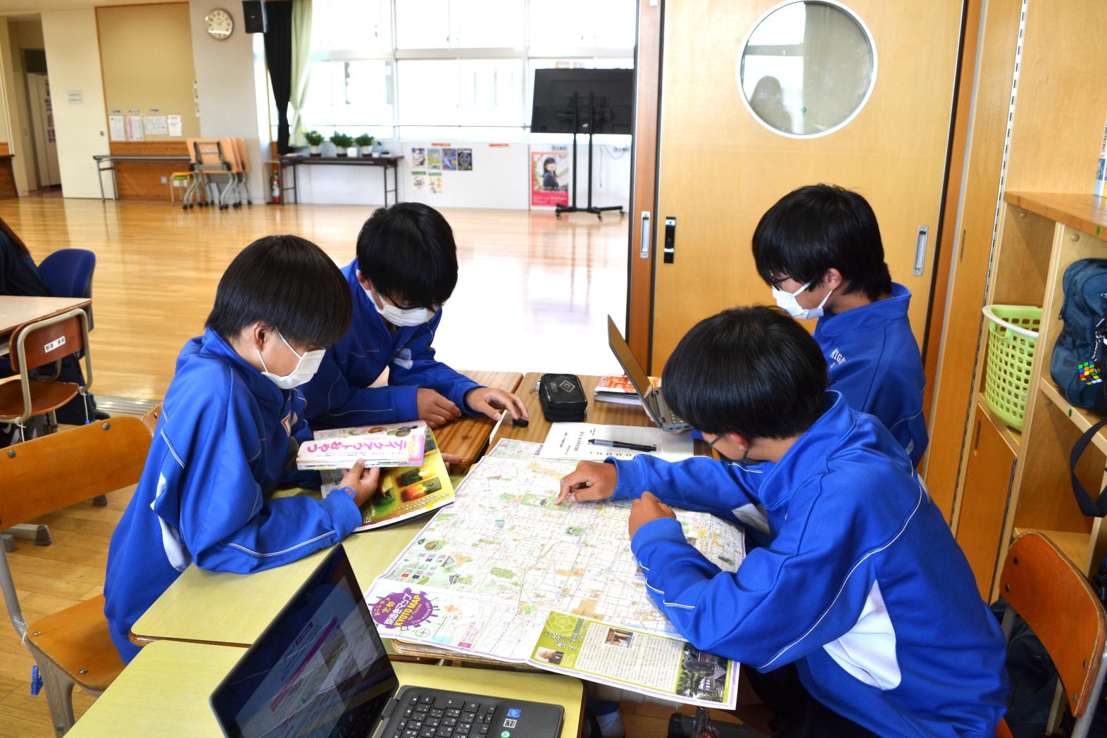 地図を広げて