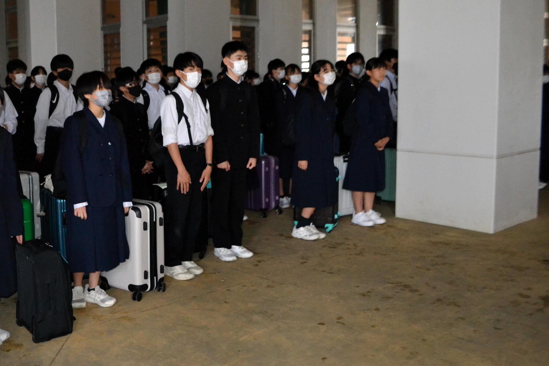 見送りの先生方に「行ってきます！」