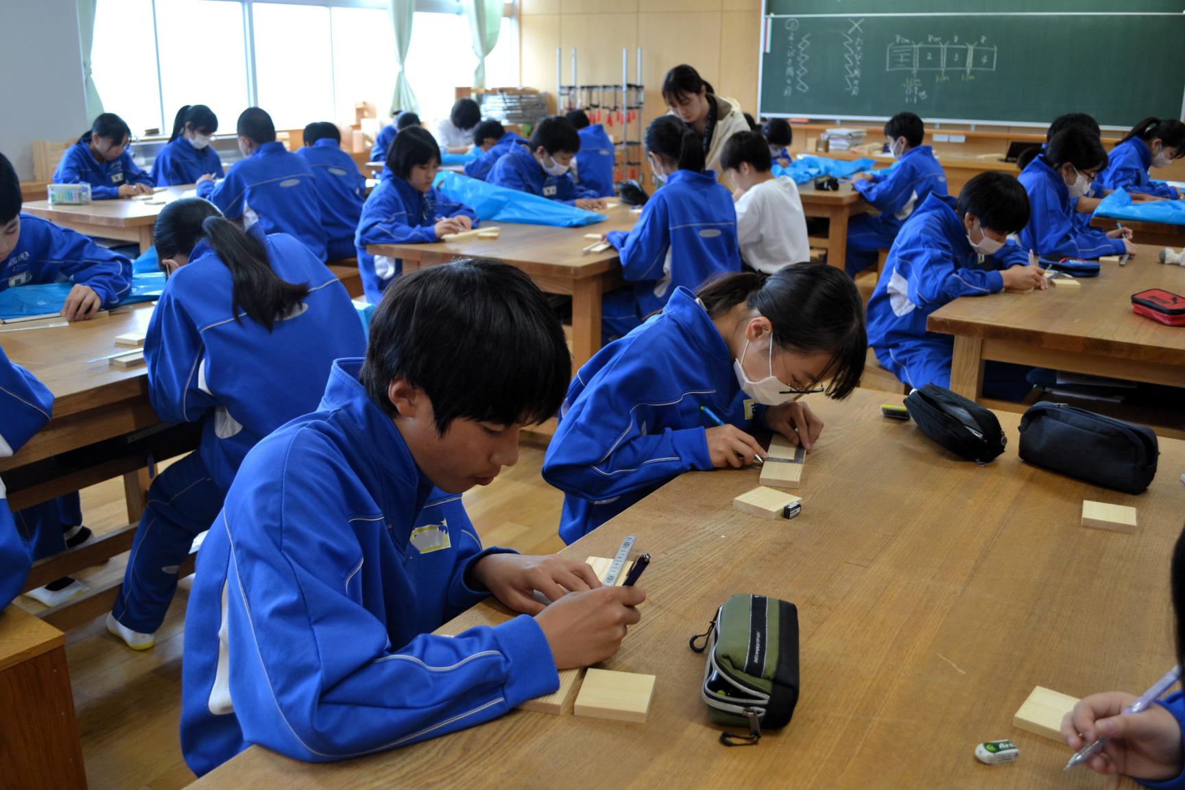 8㎝ずつ線を引いていきます