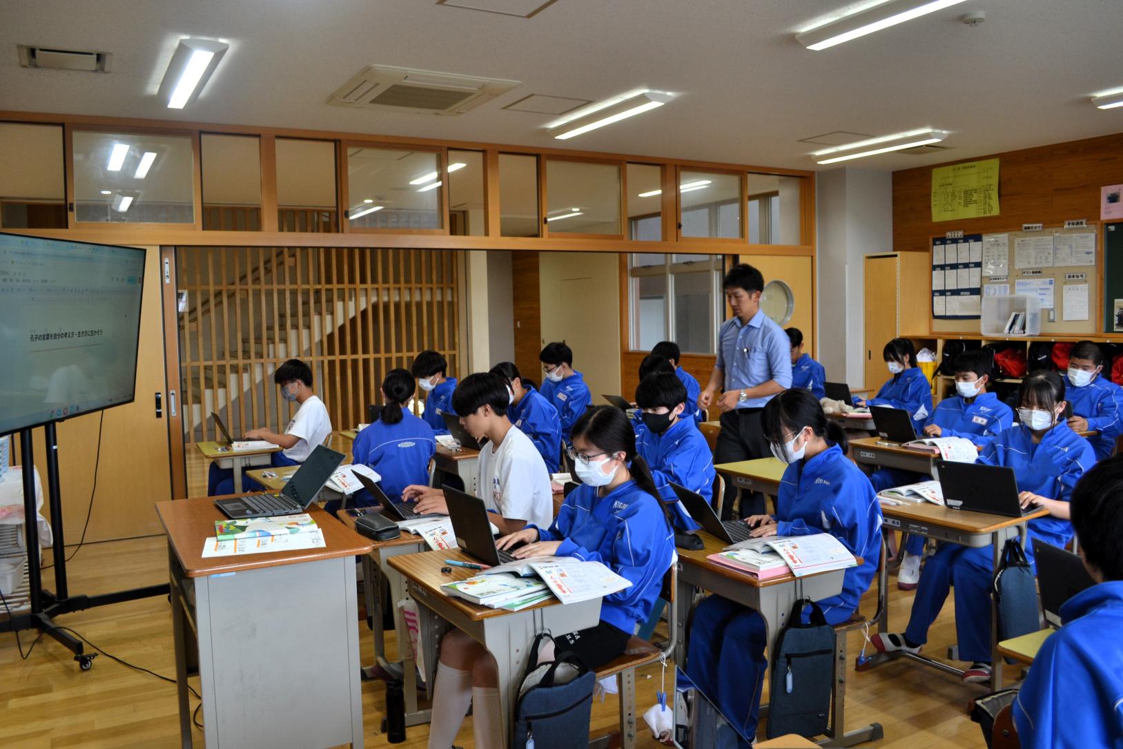 みんな資料を参考にしながら頑張っています