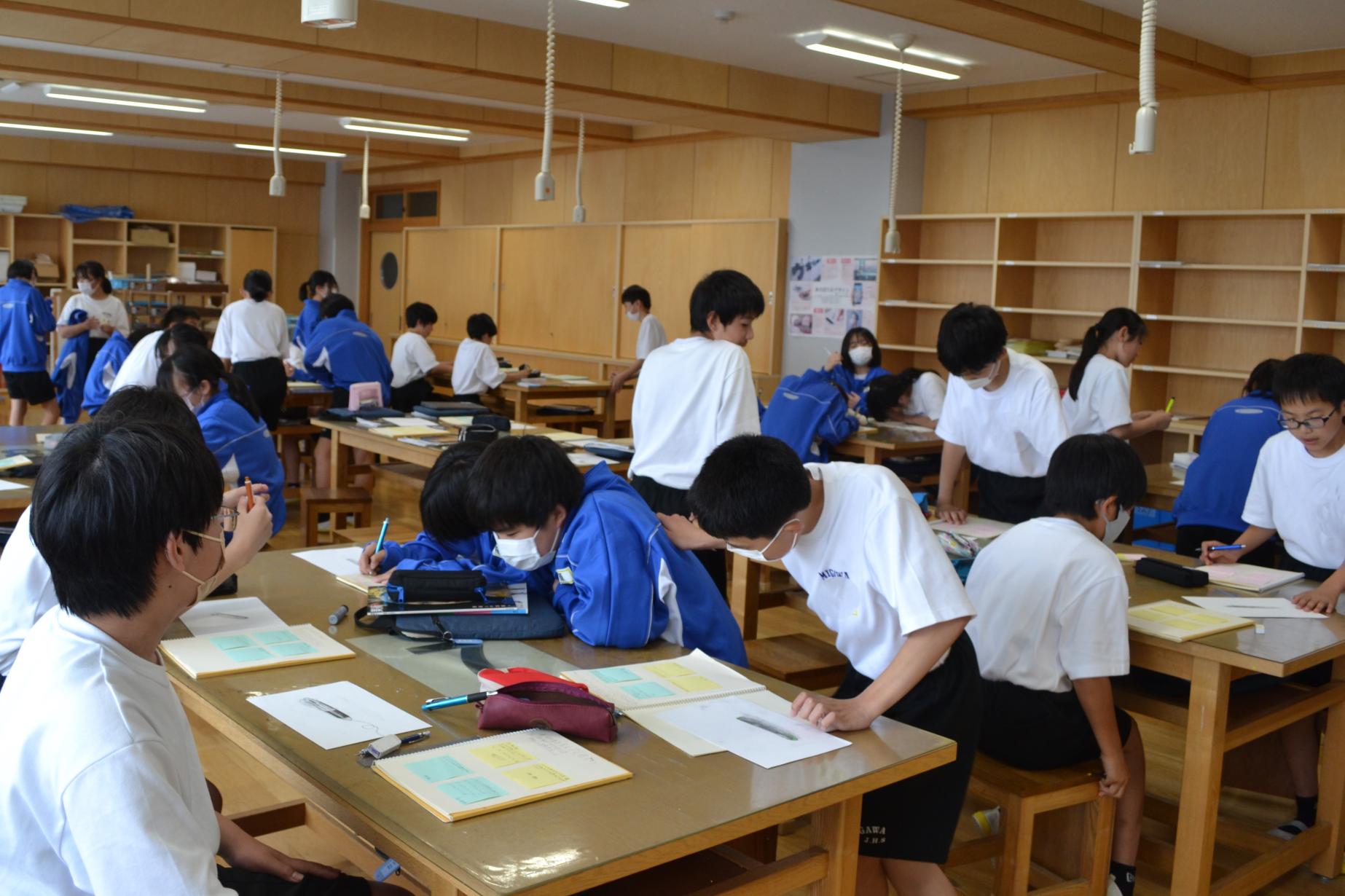 みんな友達の作品を一生懸命に鑑賞していました
