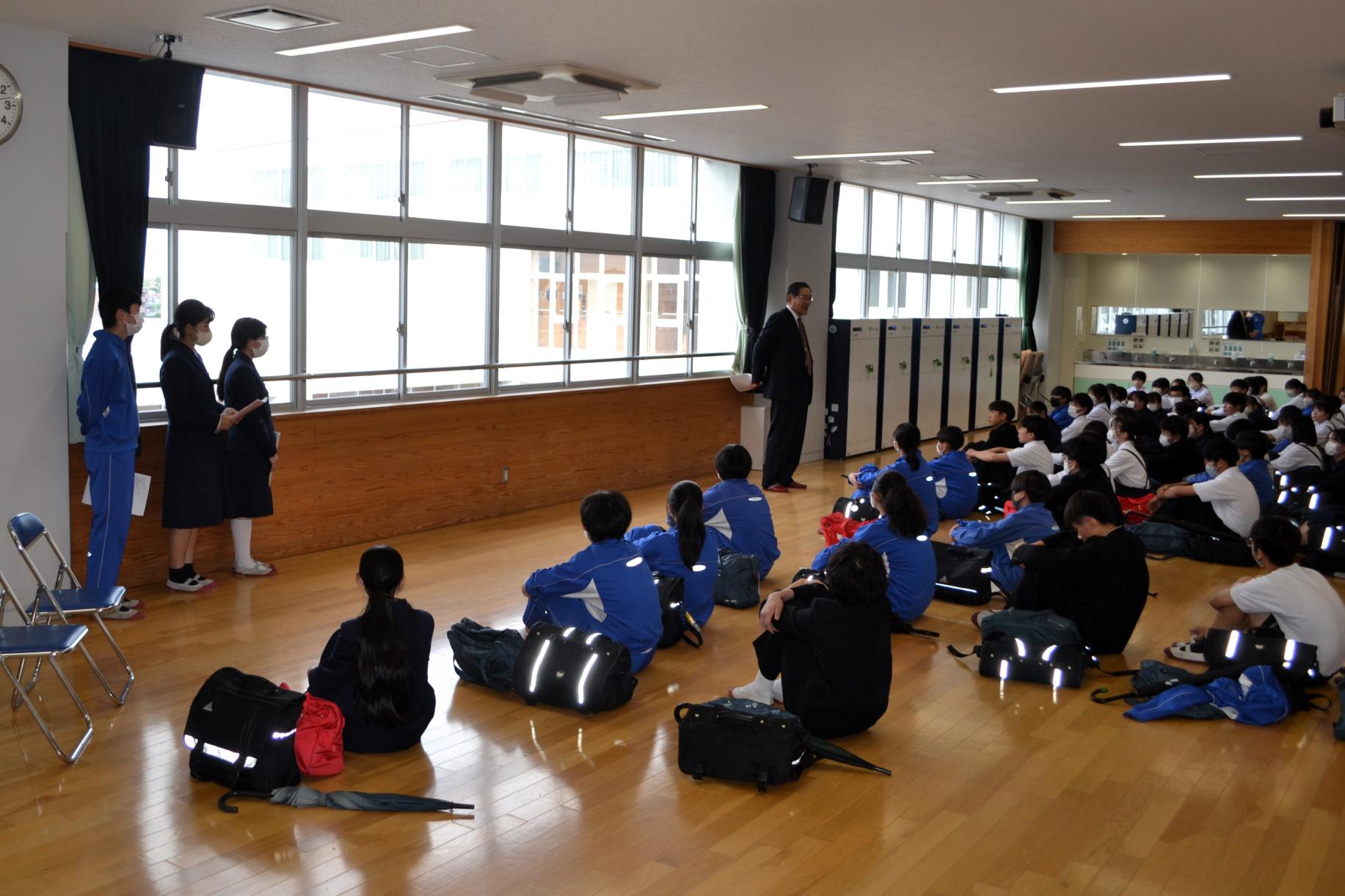 会長のお話を聞きます
