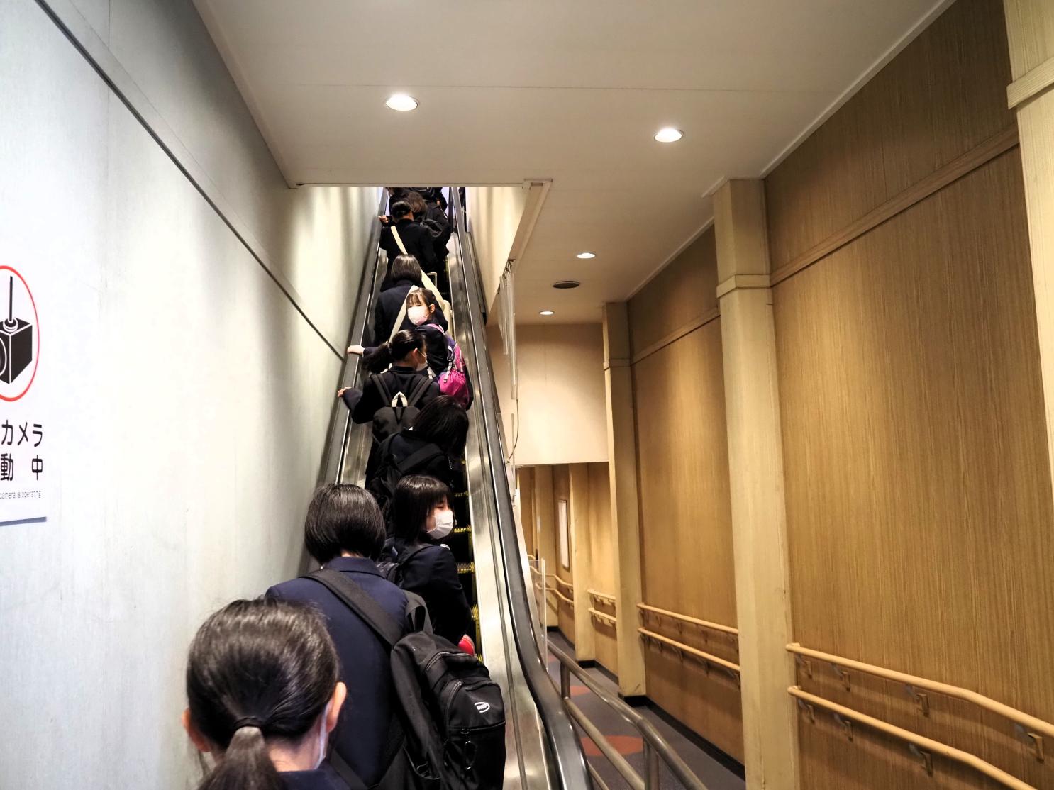 船内はエスカレーターで部屋まで移動します