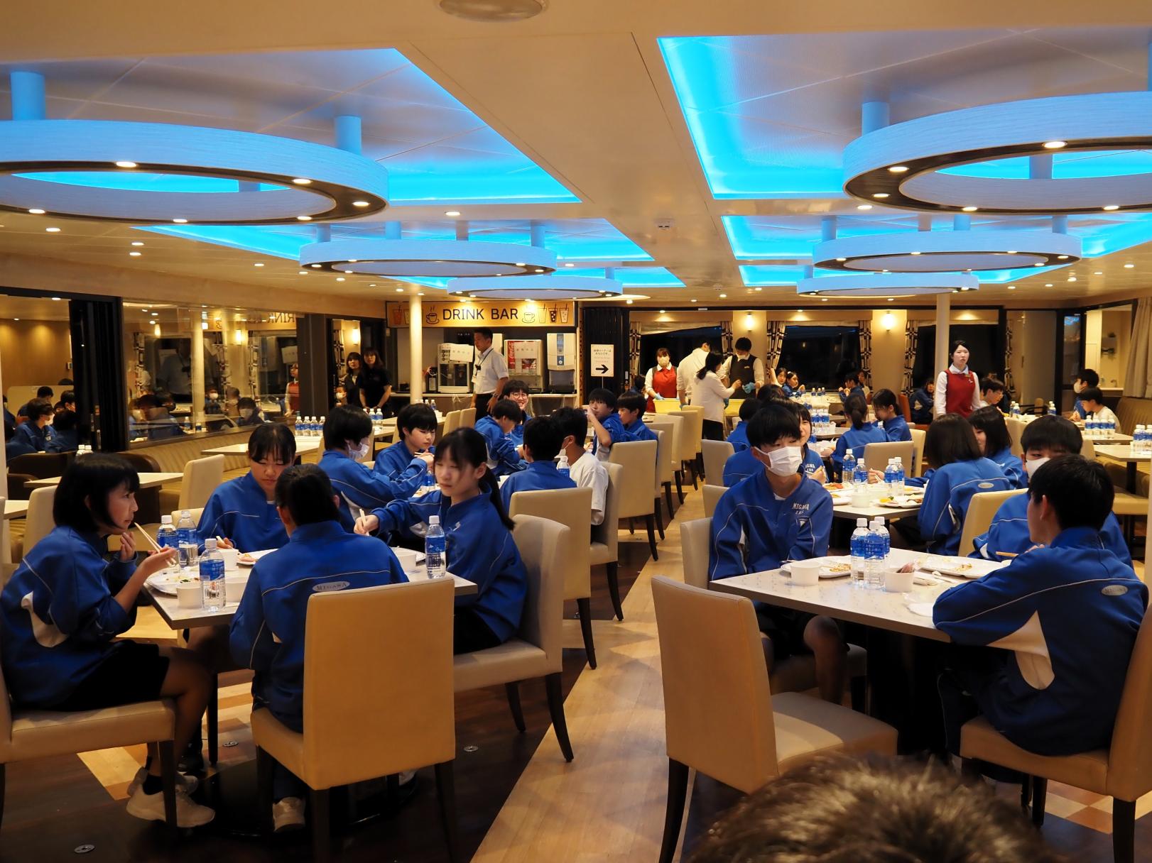 6階レストランで夕食中です