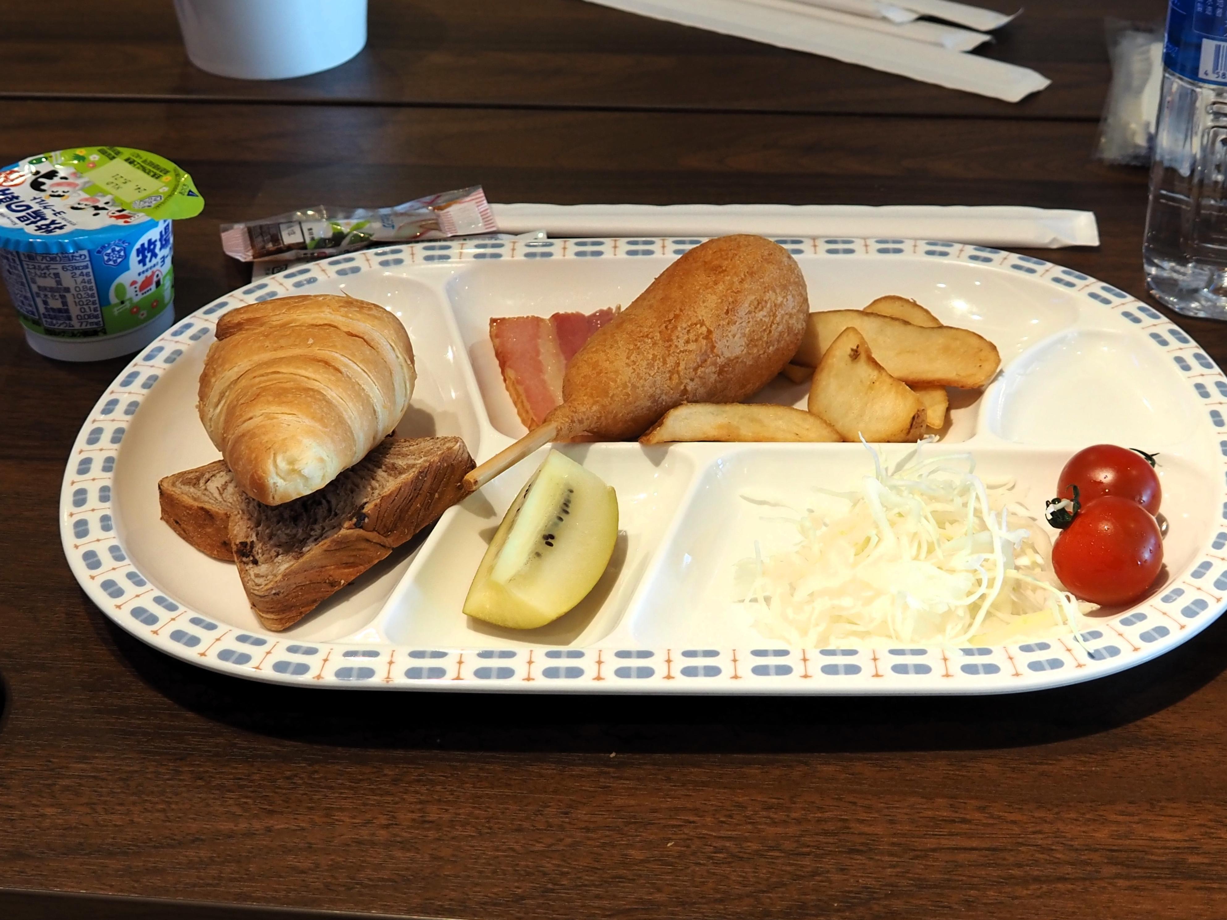 朝食はパンなどでした