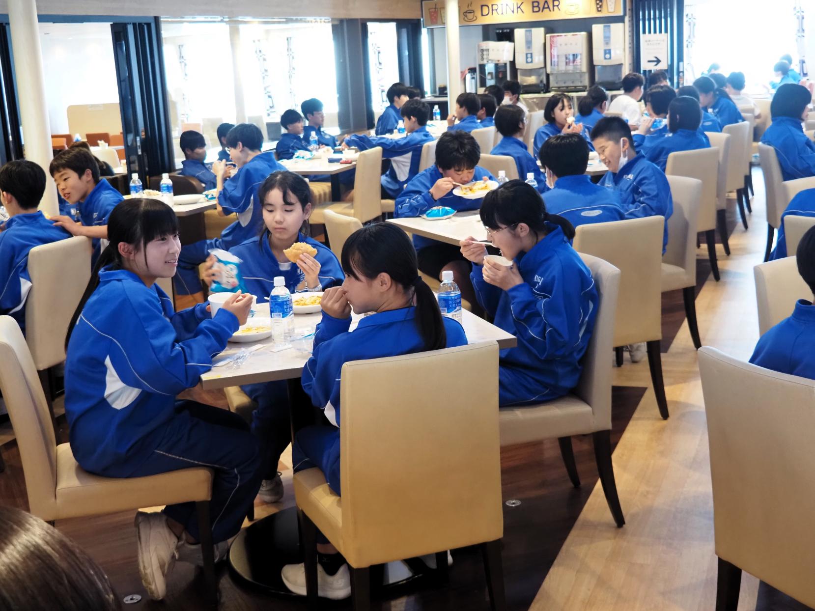 あっという間に2日目の昼食です
