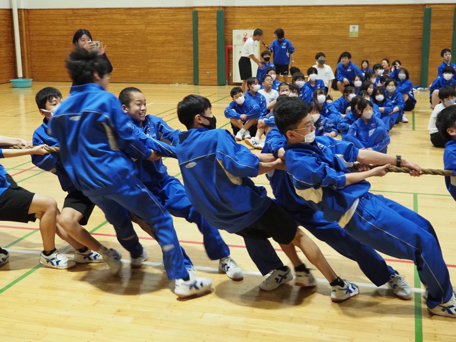 見守る生徒も試合に注目しています