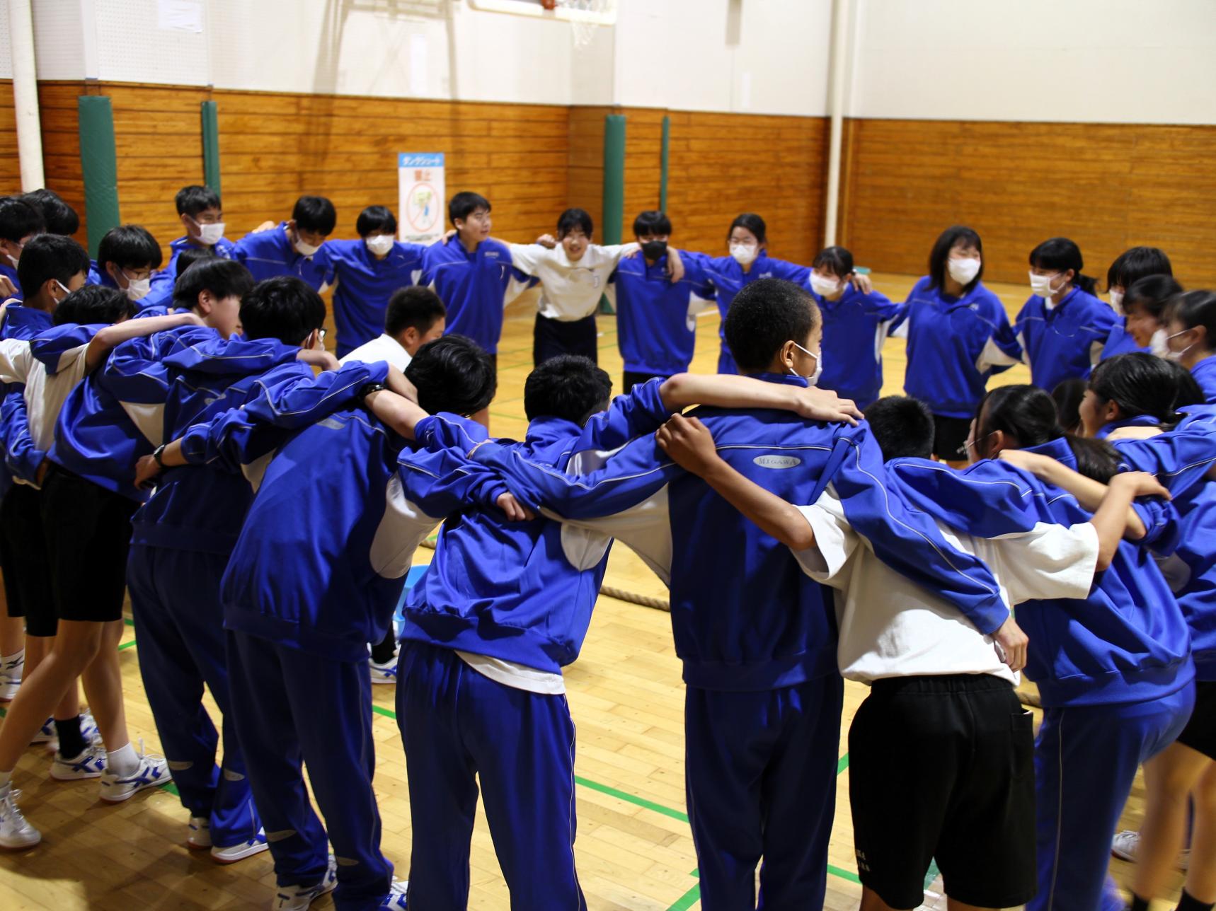 円陣を組んで