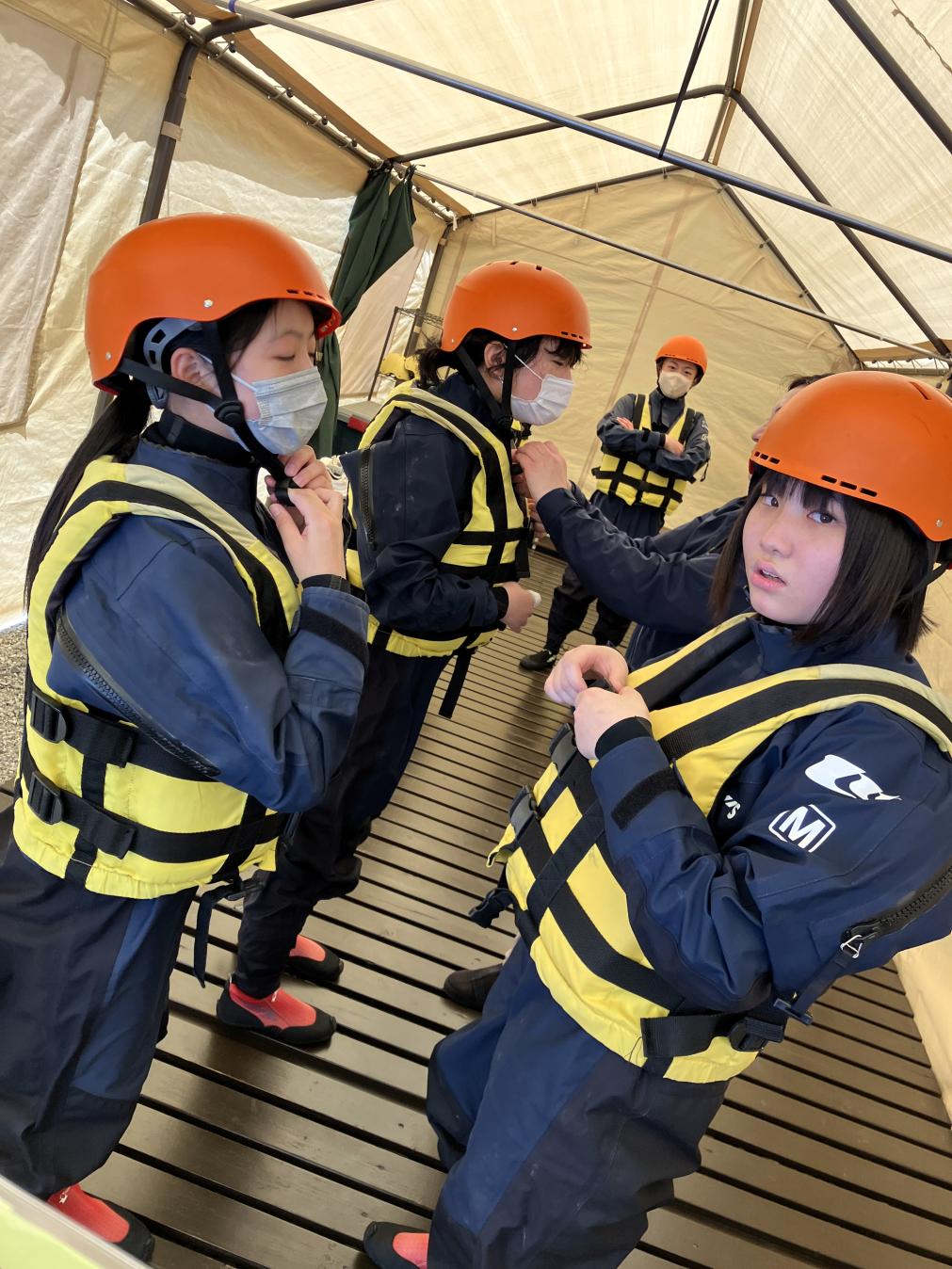 ヘルメットをしっかりかぶって
