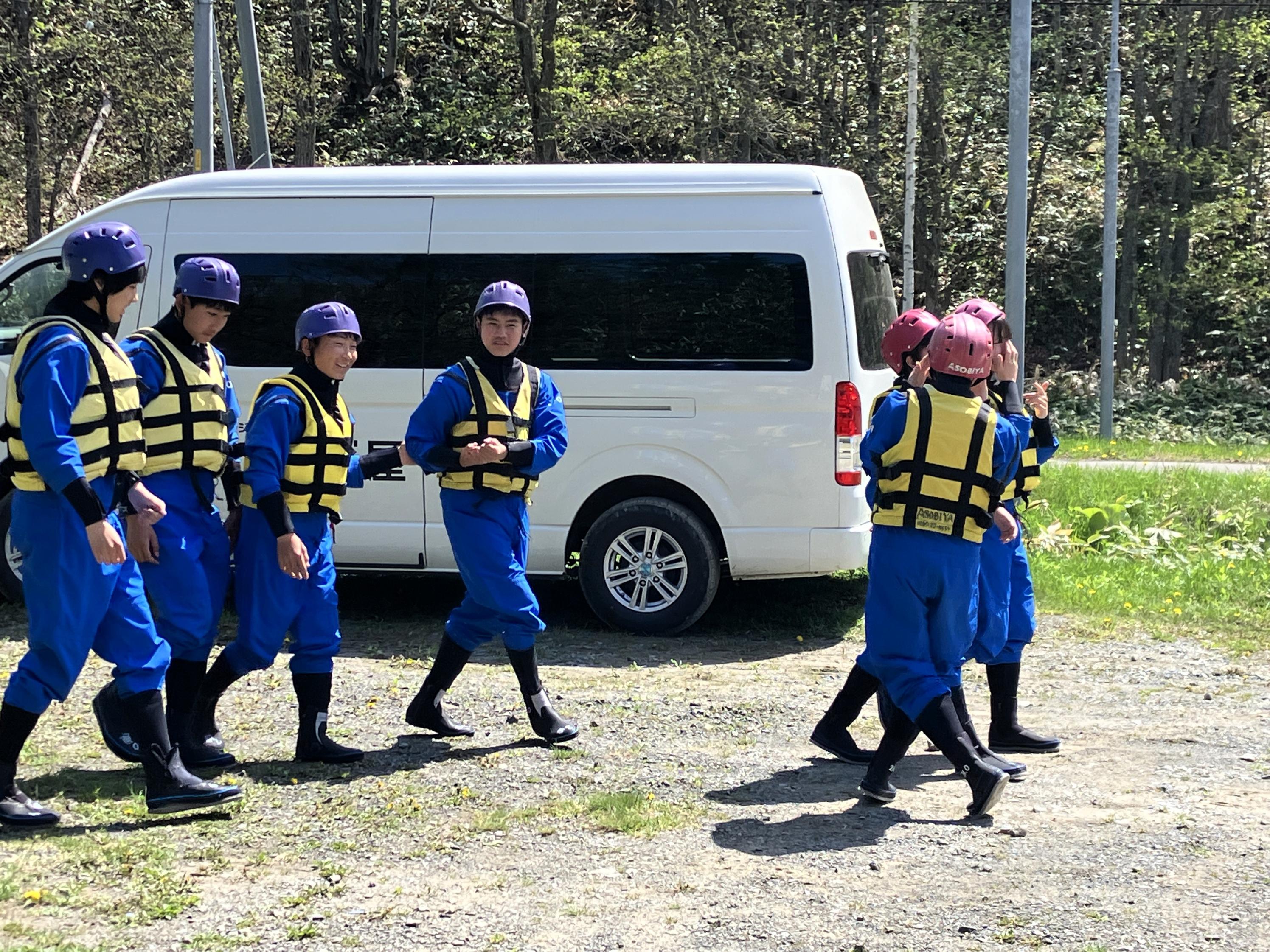 バスに乗り込みます