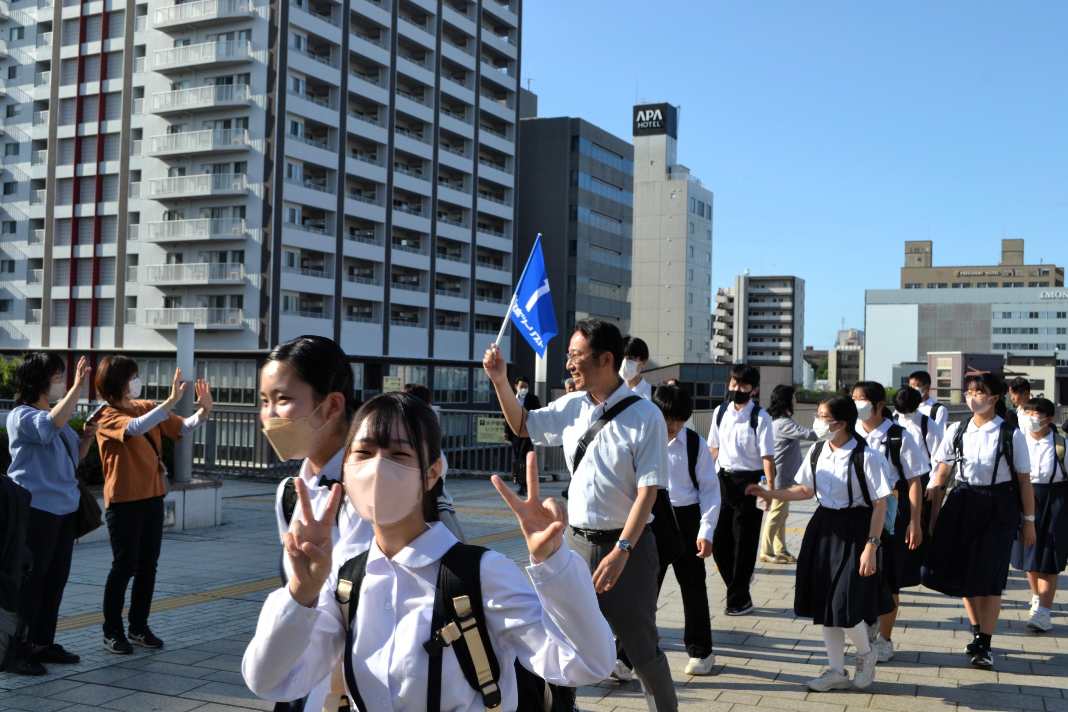 おうちの方に見送られて