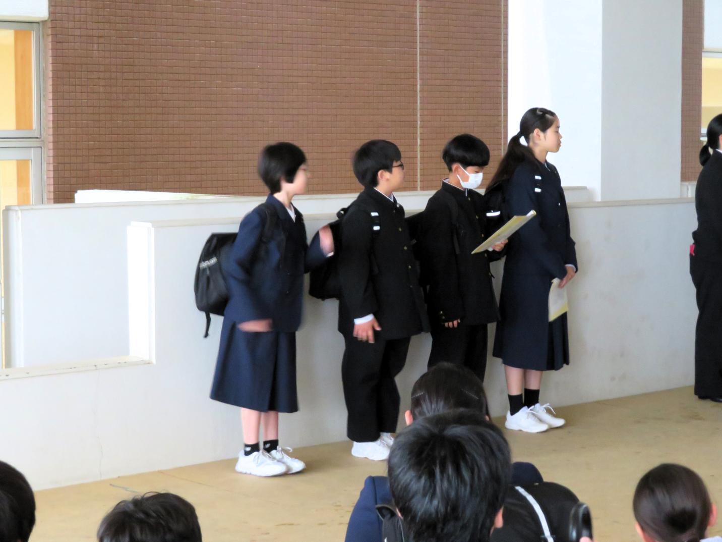 01 雨のためピロティで出発式