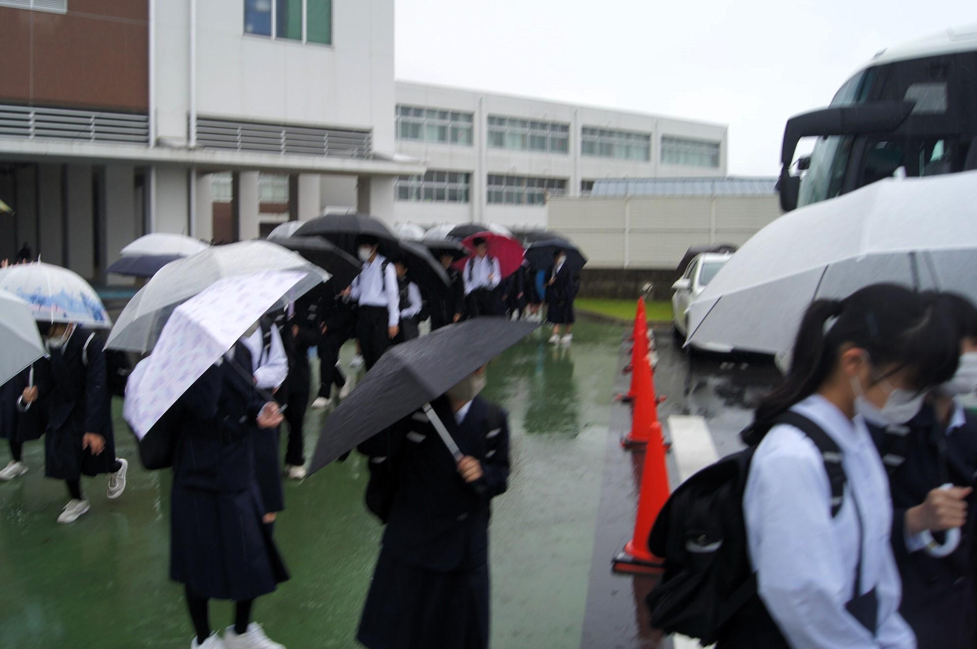 02 クラスごとにバスに乗り込み出発