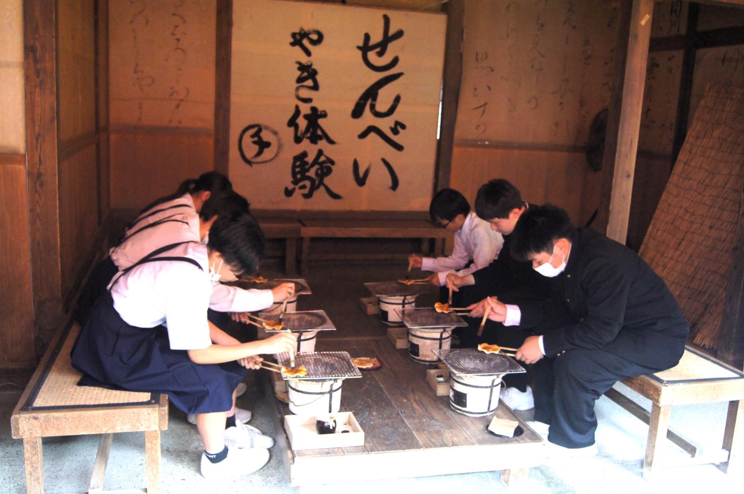 17 せんべい焼きに挑戦