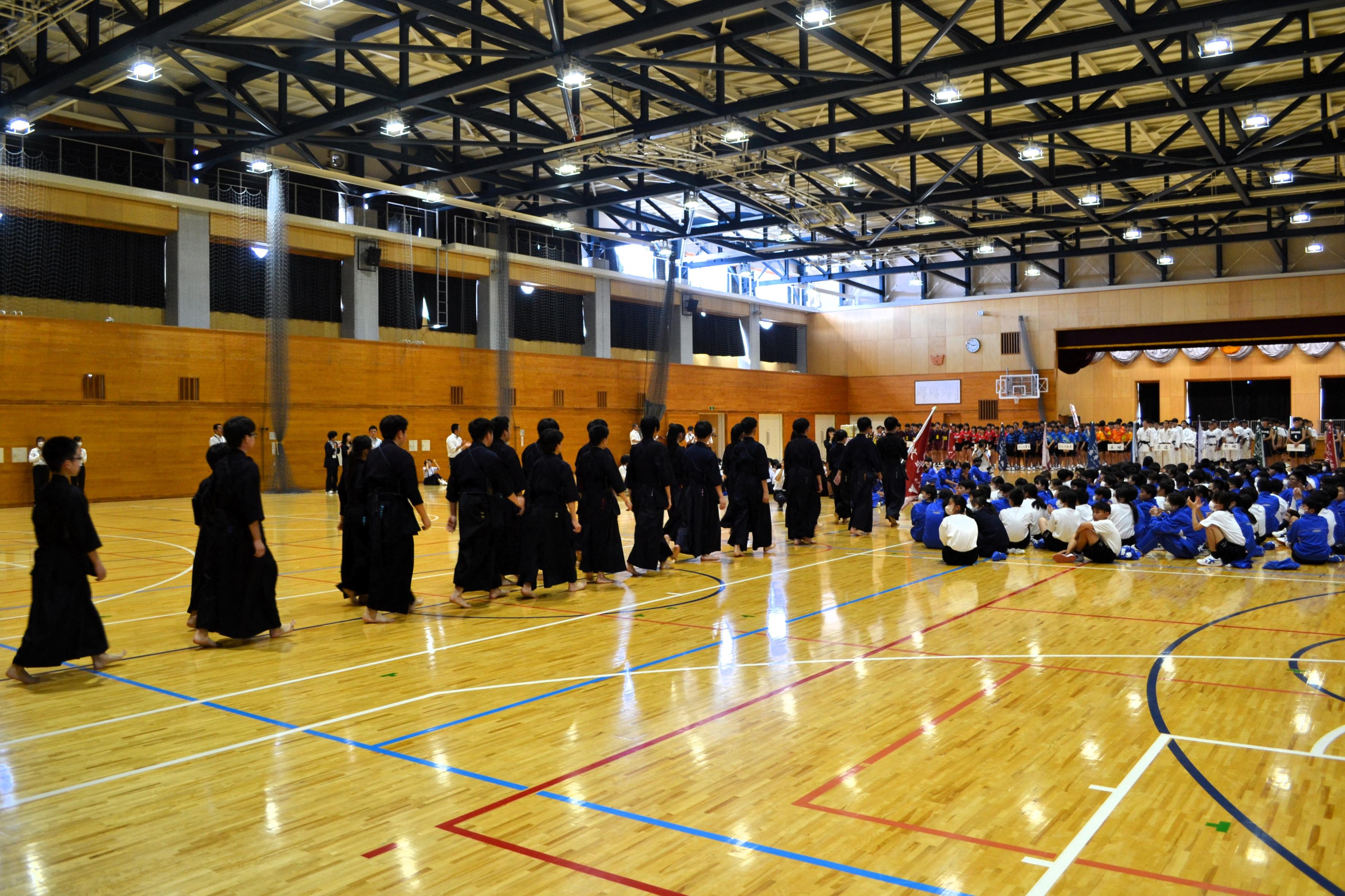 16 最後に剣道部の入場です