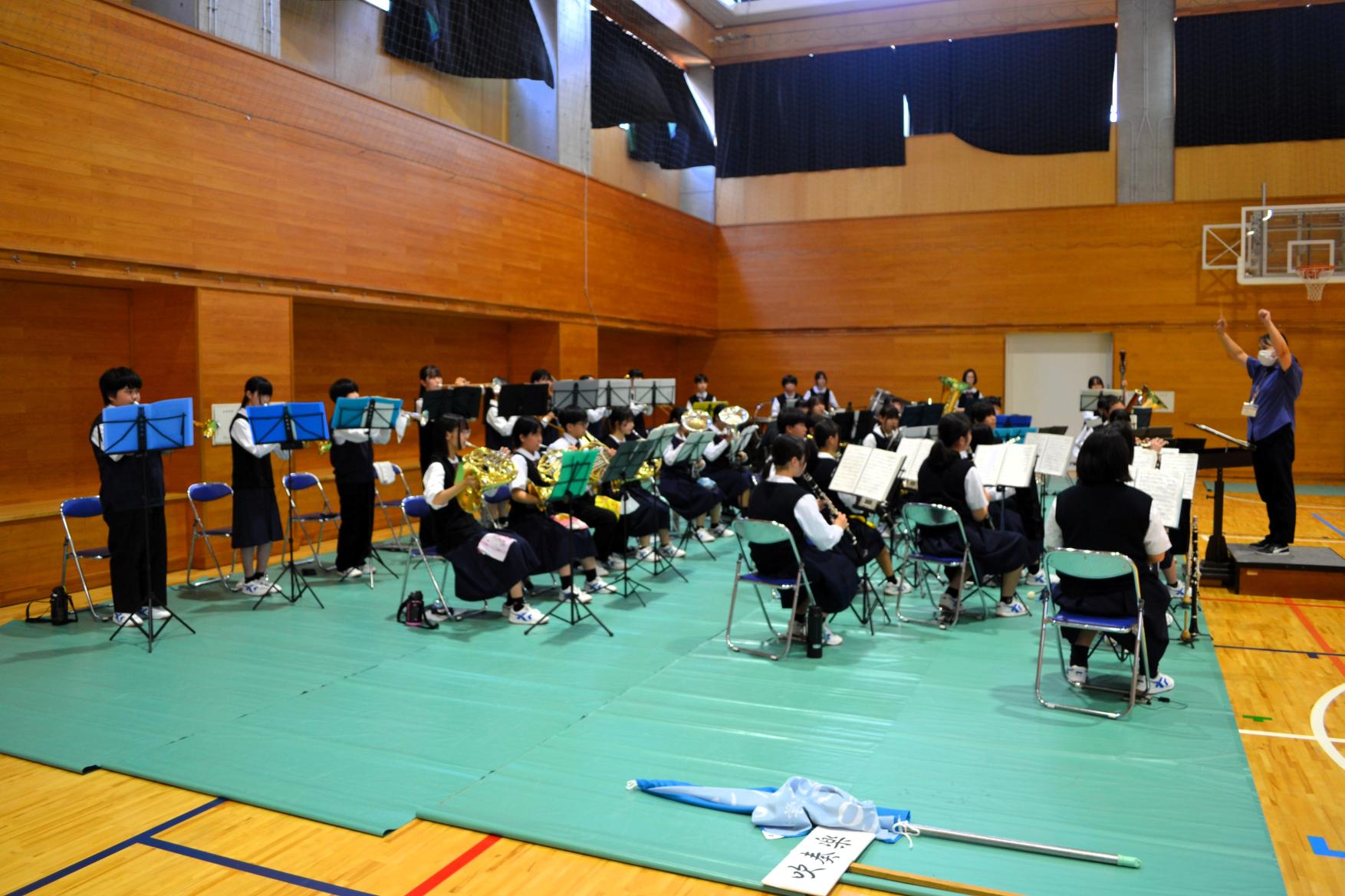 17 吹奏楽部の演奏にのって入場しました