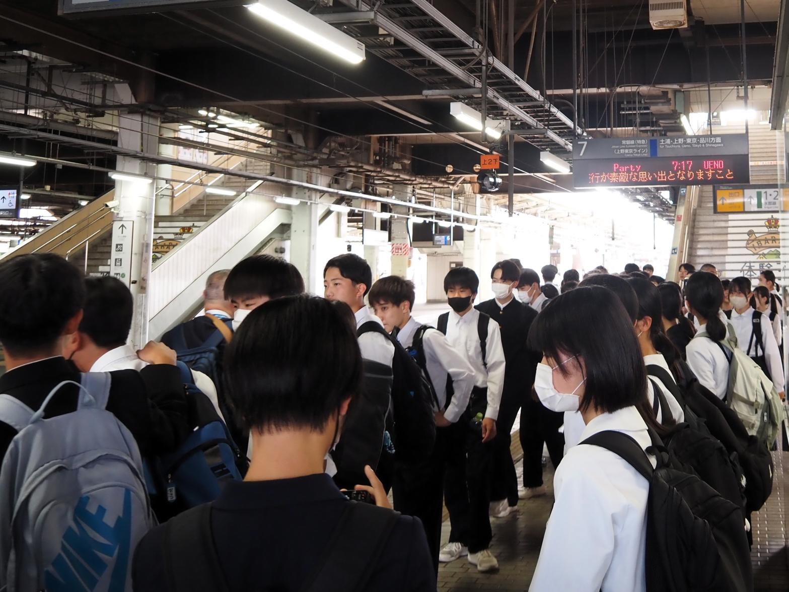 水戸駅で列車を待つ生徒たち