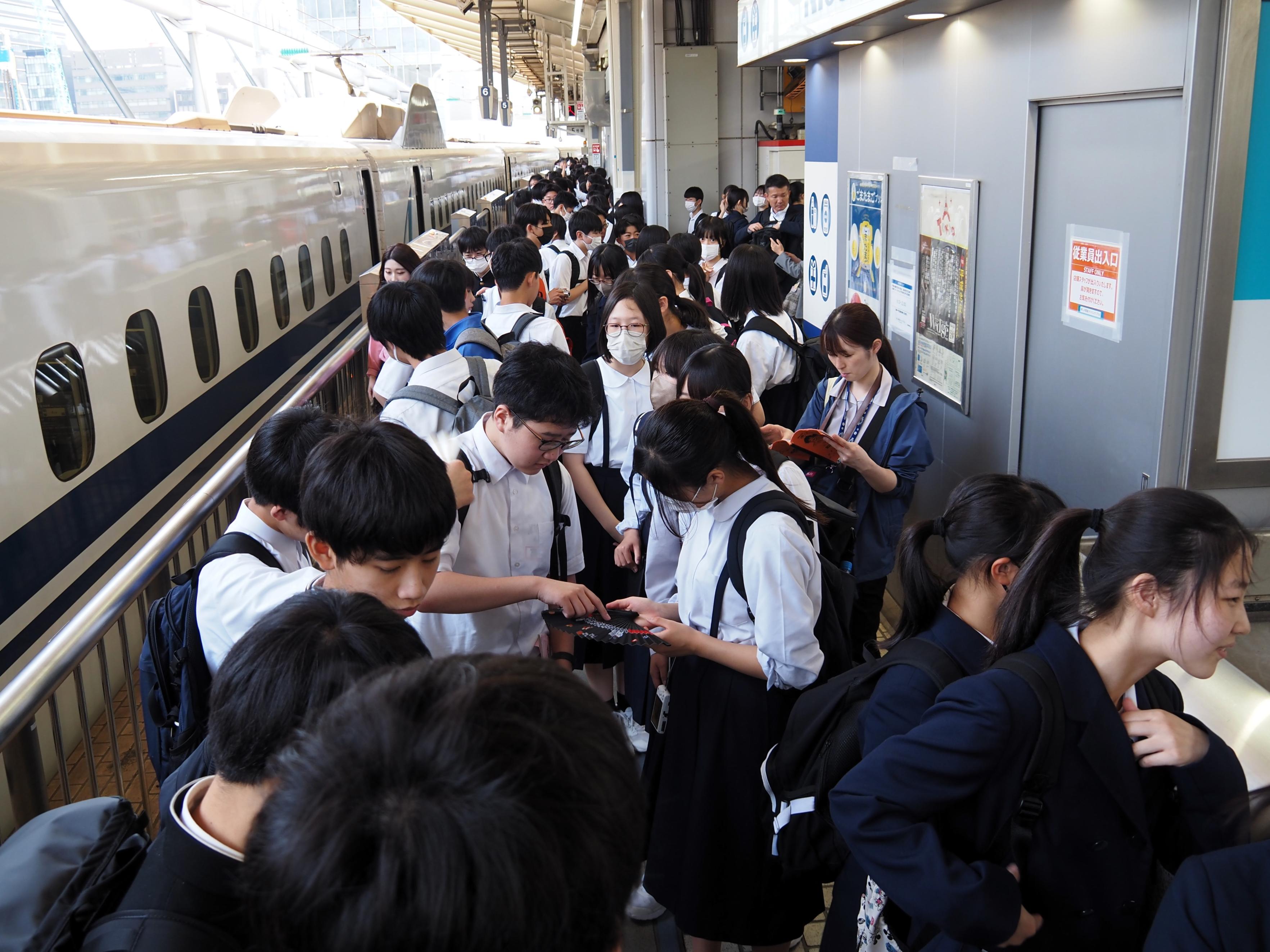 新幹線に乗り換え町です
