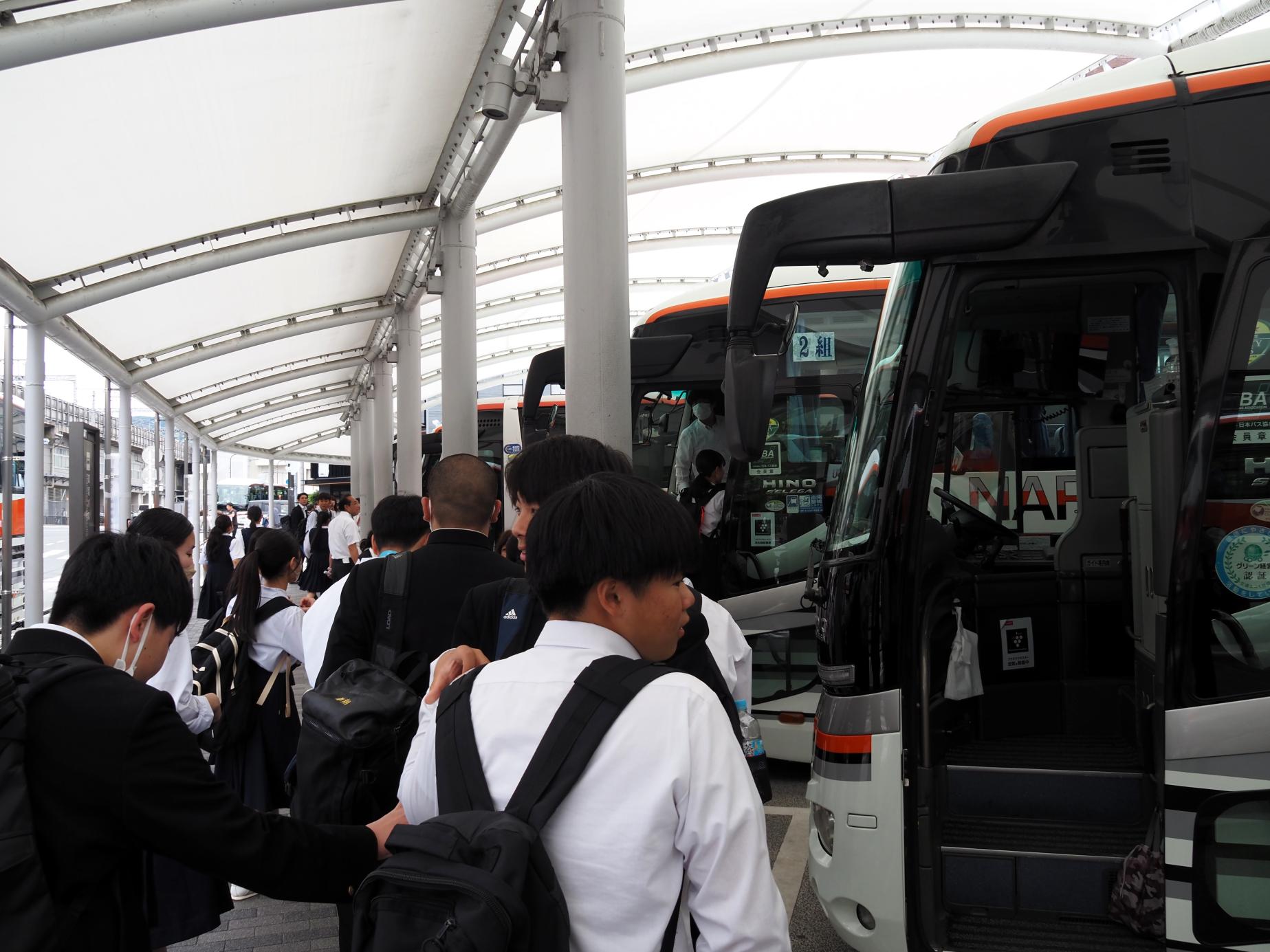京都到着！バスに乗り込み奈良へ