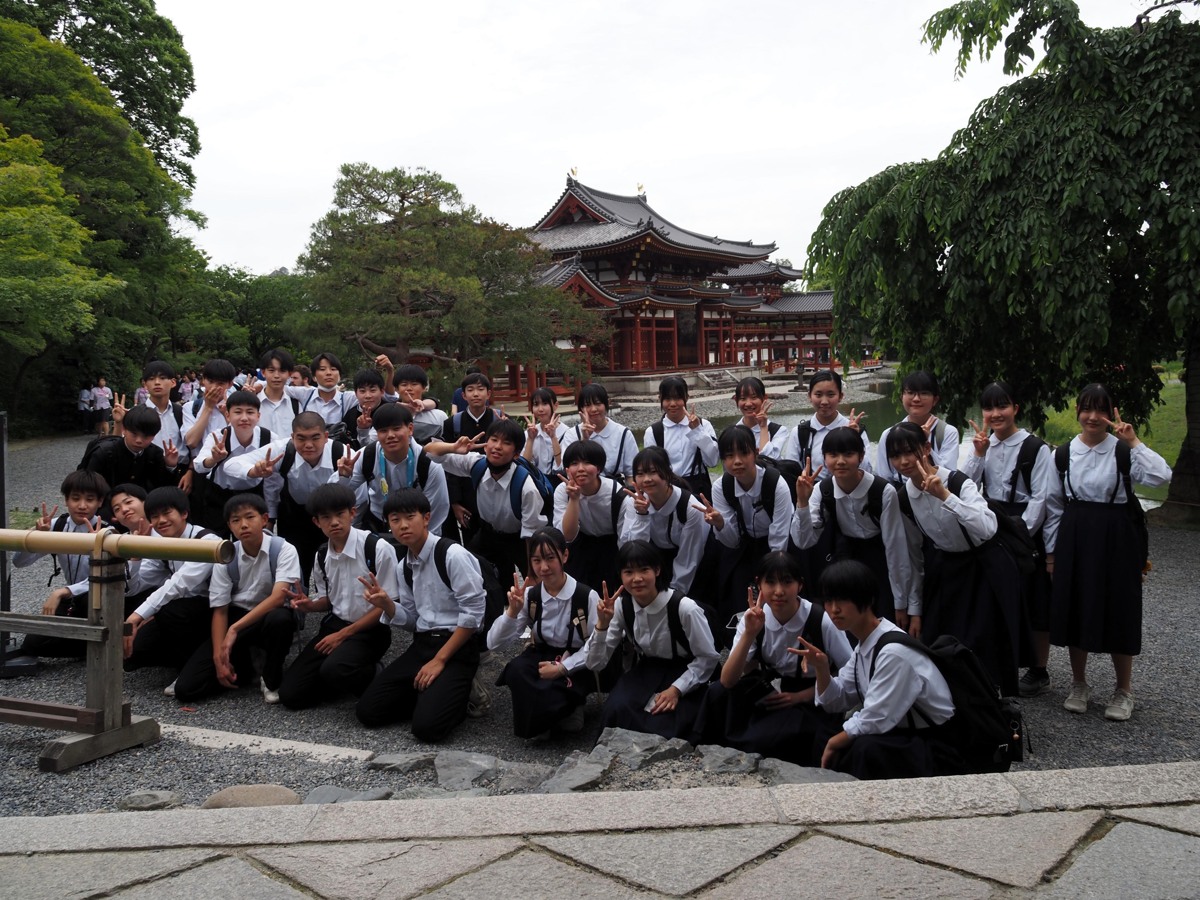 混雑の平等院で集合写真
