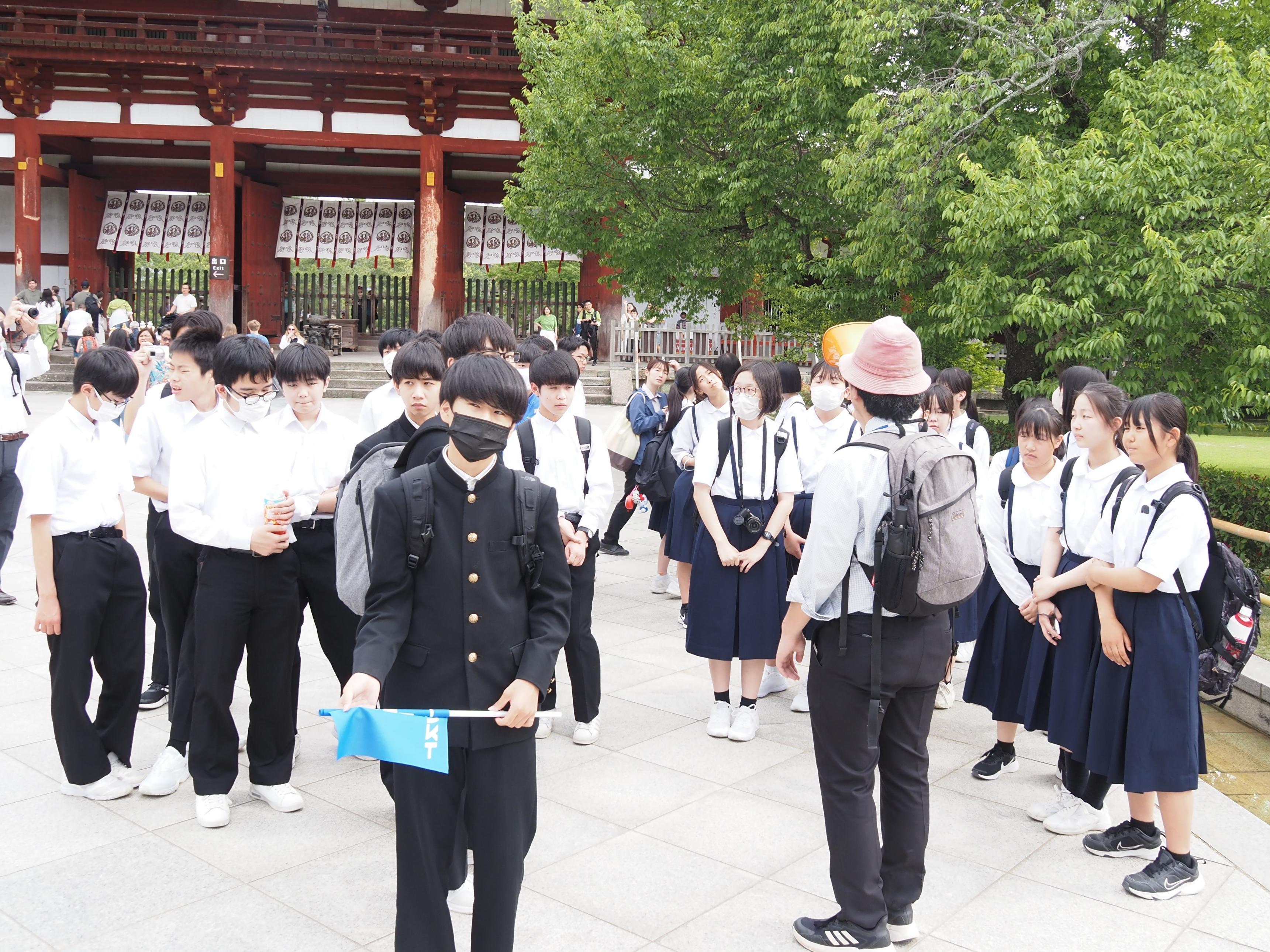 東大寺ではガイドさんの説明を聞きながら見学