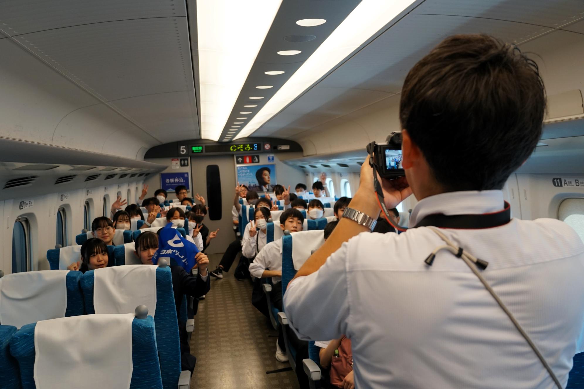 01 新幹線の車内の様子です
