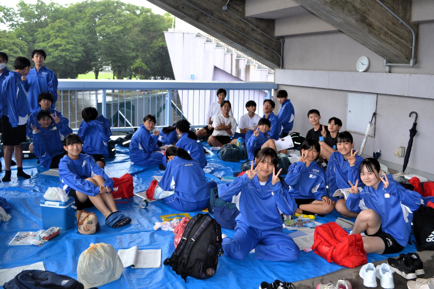 雨が当たらないところで待機していました