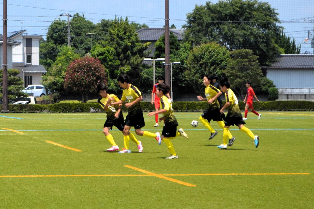 02 ゴールを決めた後、みんなで喜び合って