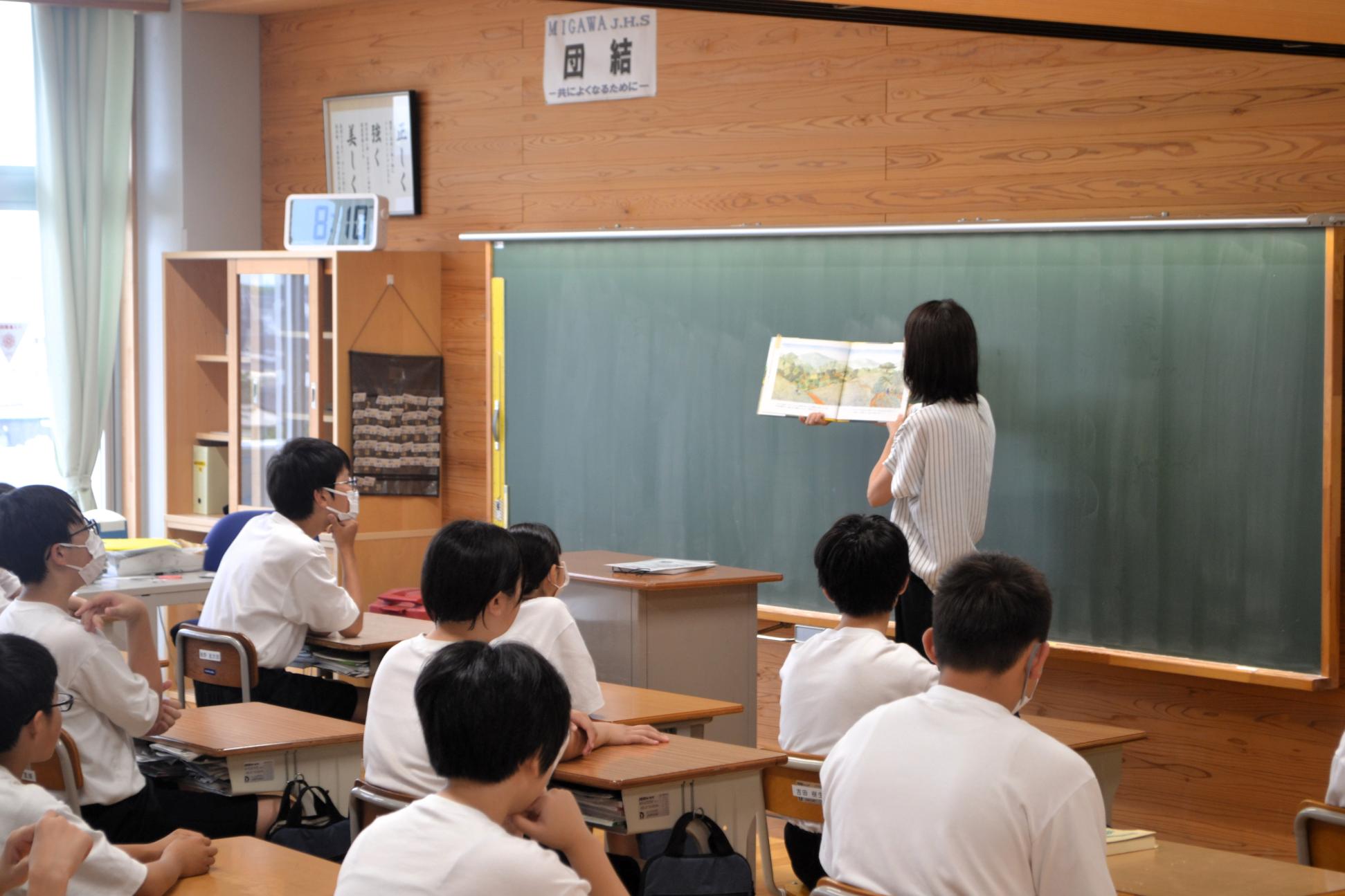 01 静かに聞き入っています