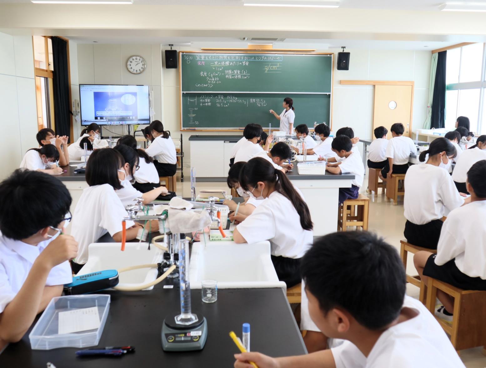 18 理科でメスシリンダーの学習