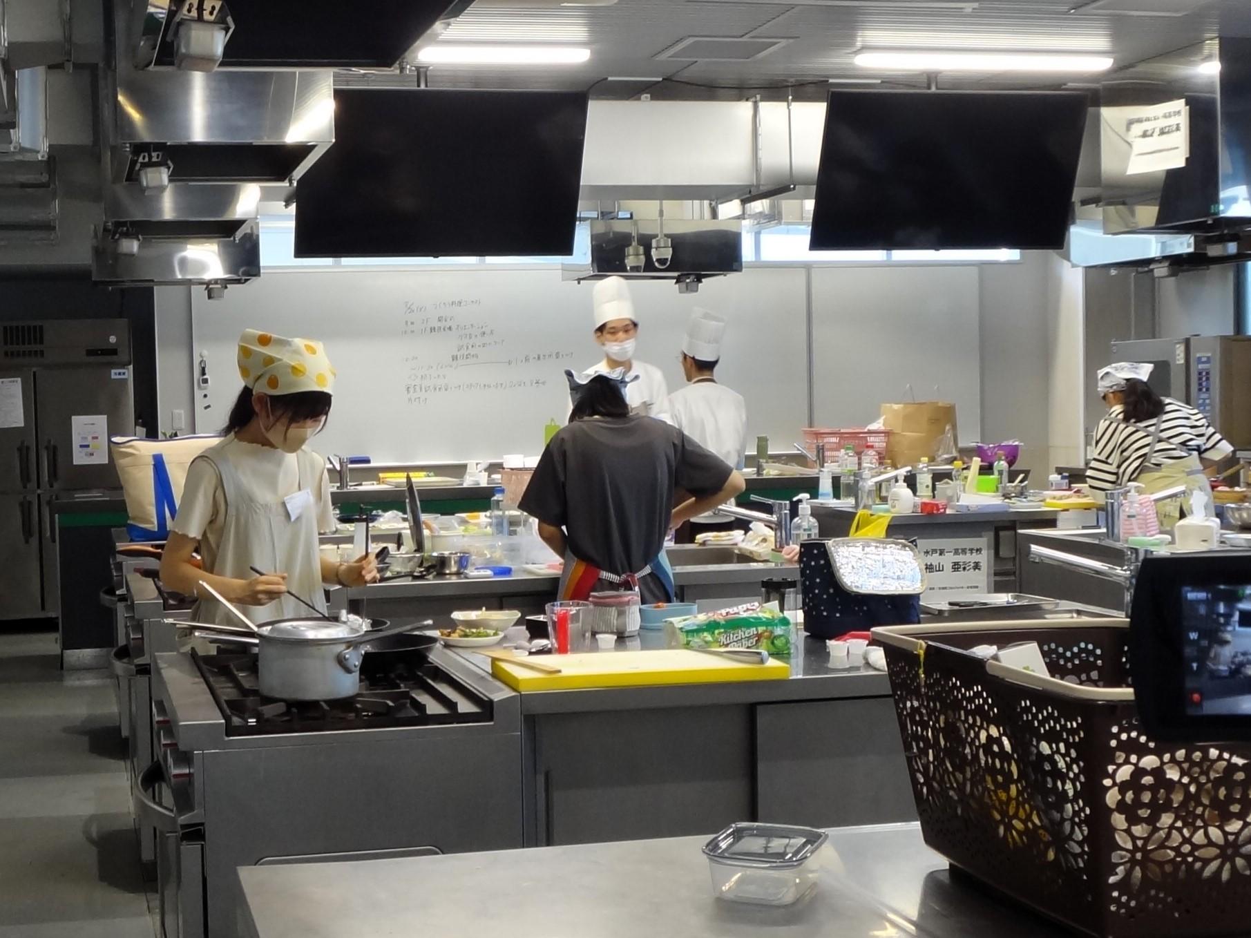 01 手際よく調理を進めました