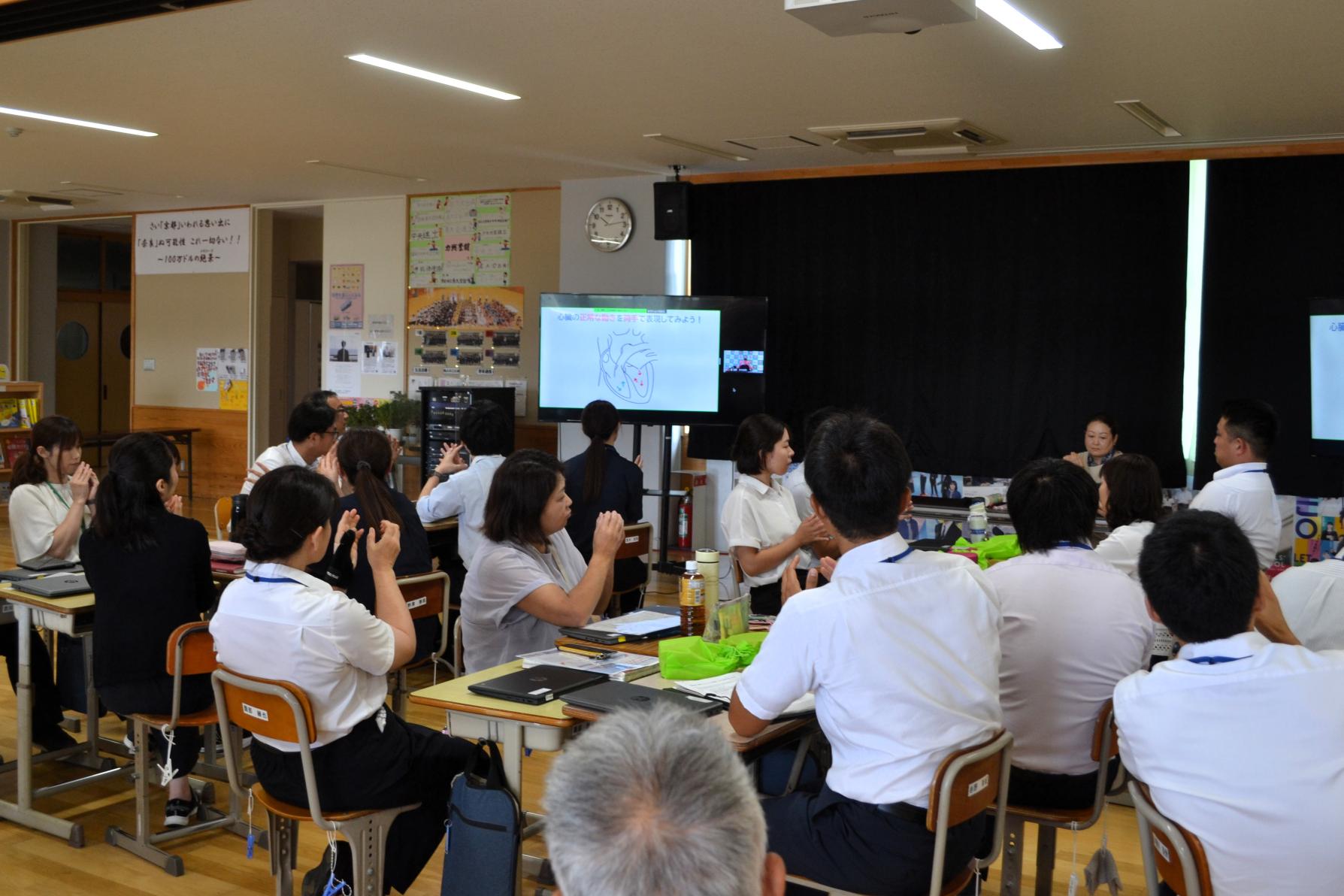 01 心臓の収縮を手で表す