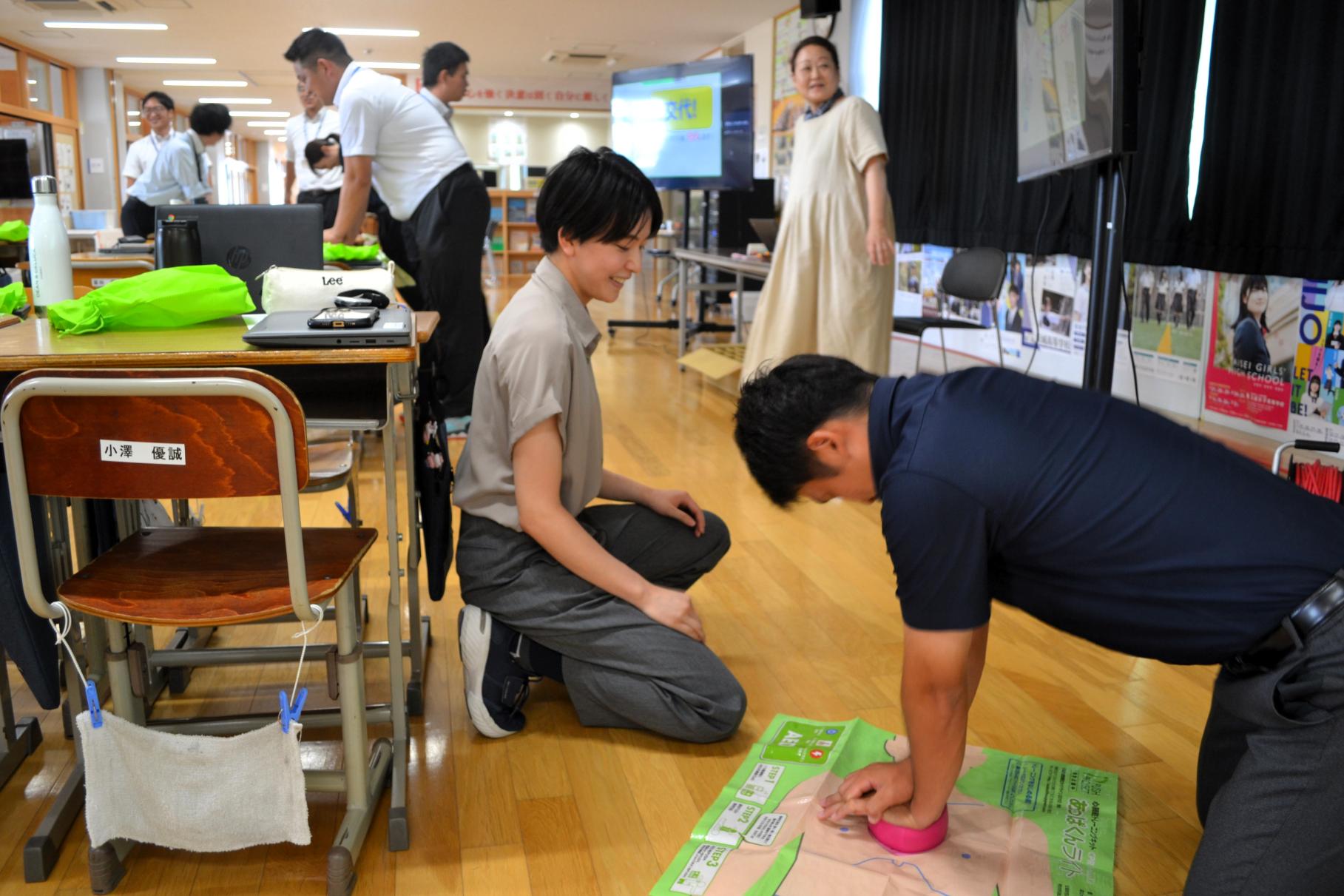 04 胸部圧迫のリズムを学びます
