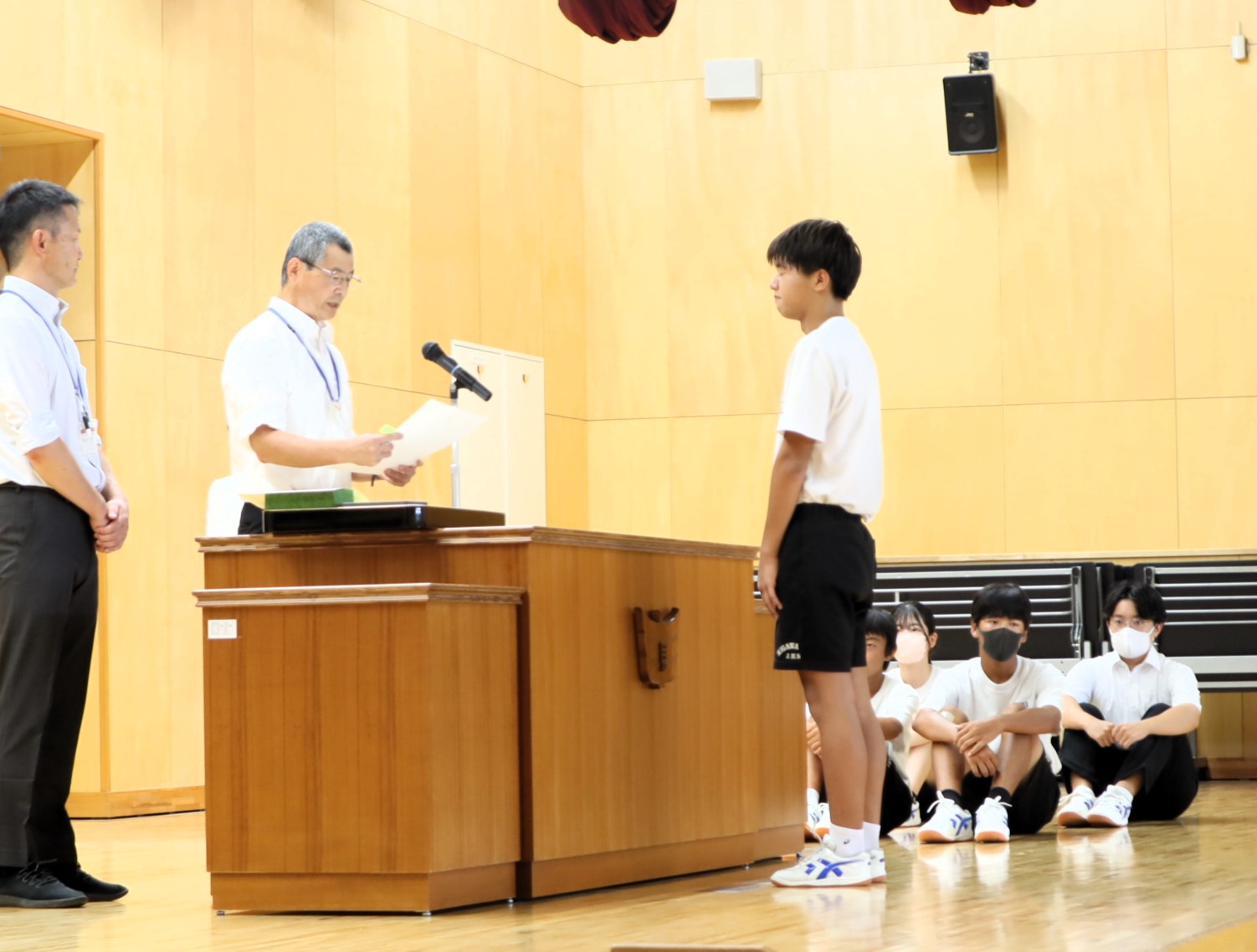 09 代表生徒が授与されます
