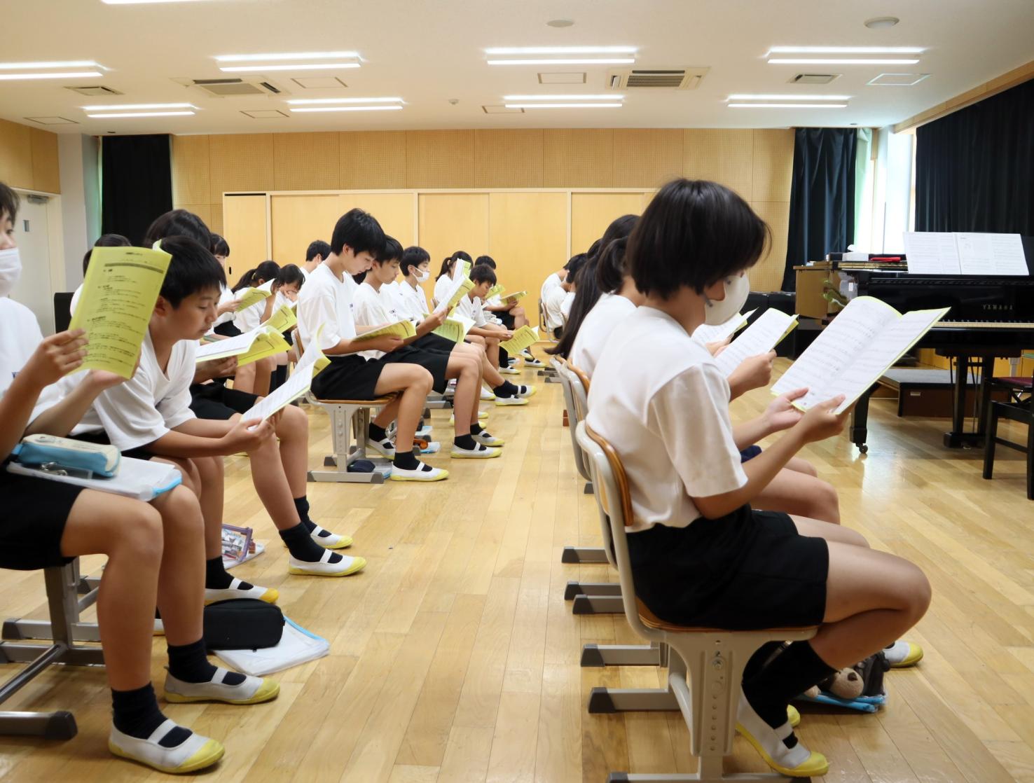 02 楽譜をみながら熱心に聴いています