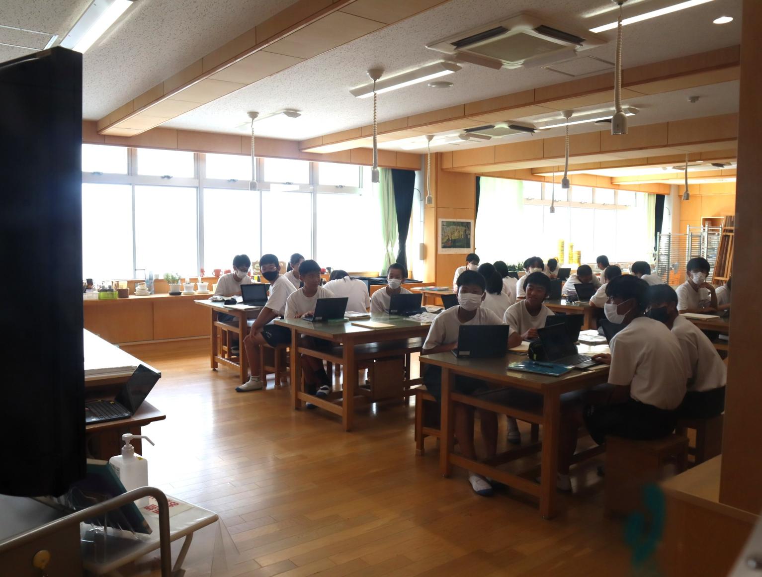 04 タブレットを使って学習していました