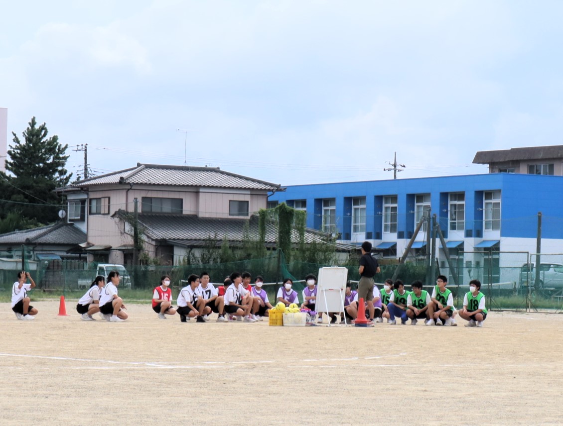 07 校庭ではハンドボールの練習