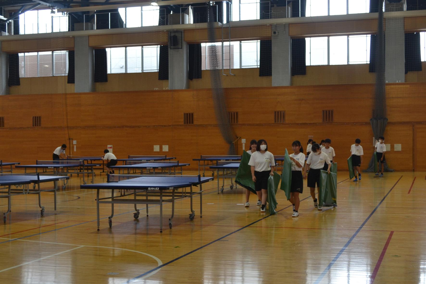 03 卓球部は協力して準備中です